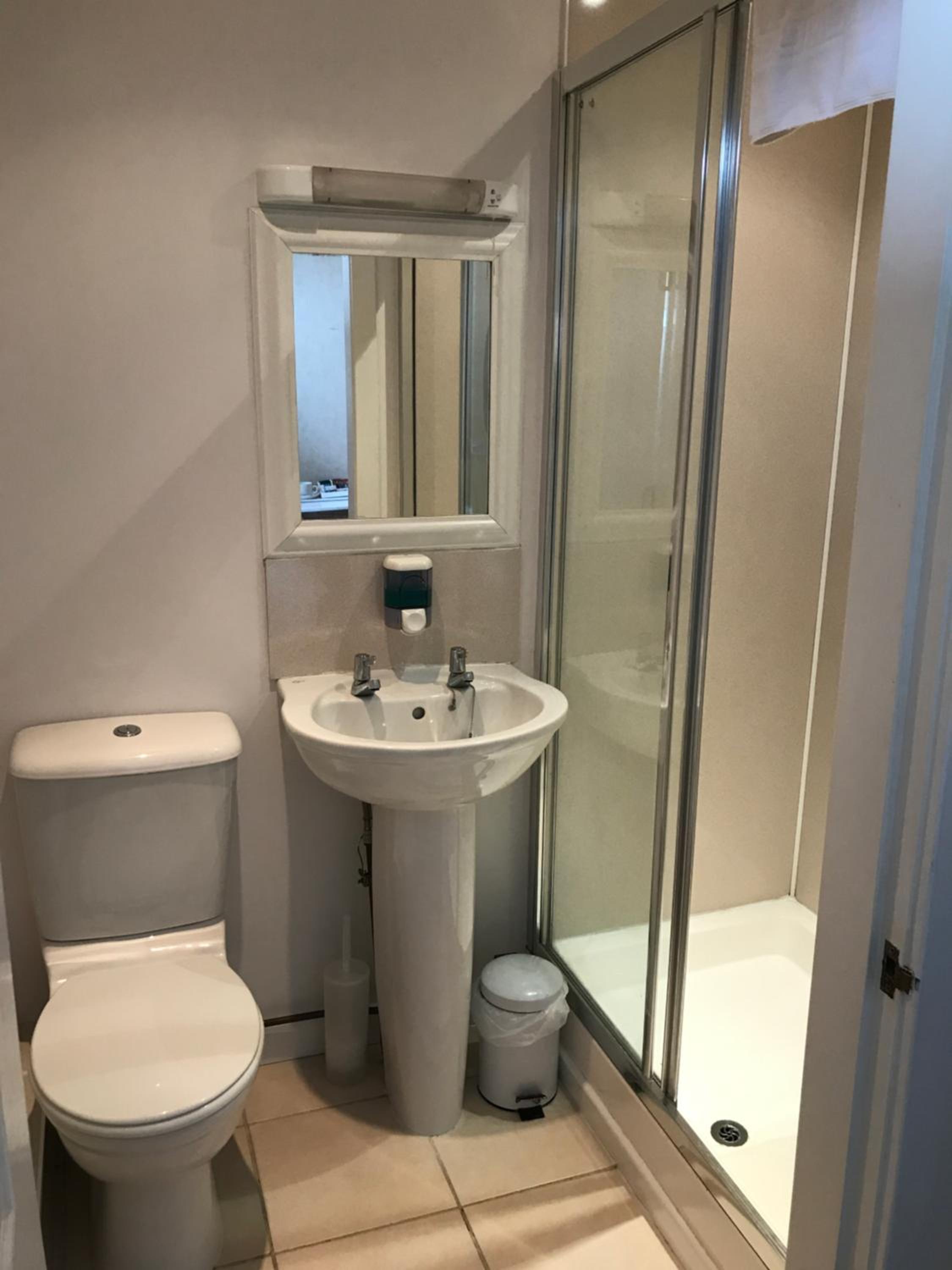Single Room with Bathroom photo 3