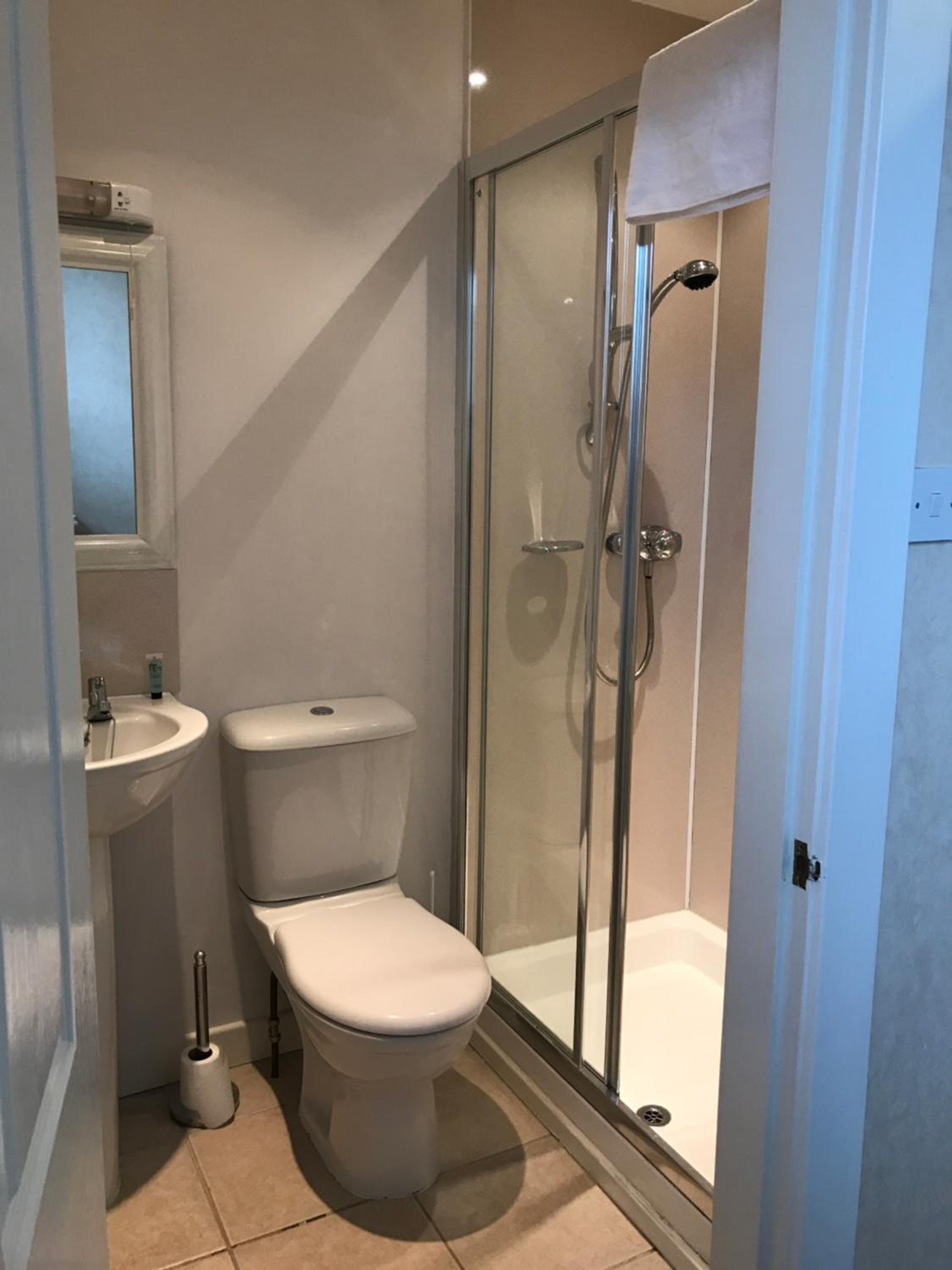 Single Room with Bathroom photo 2