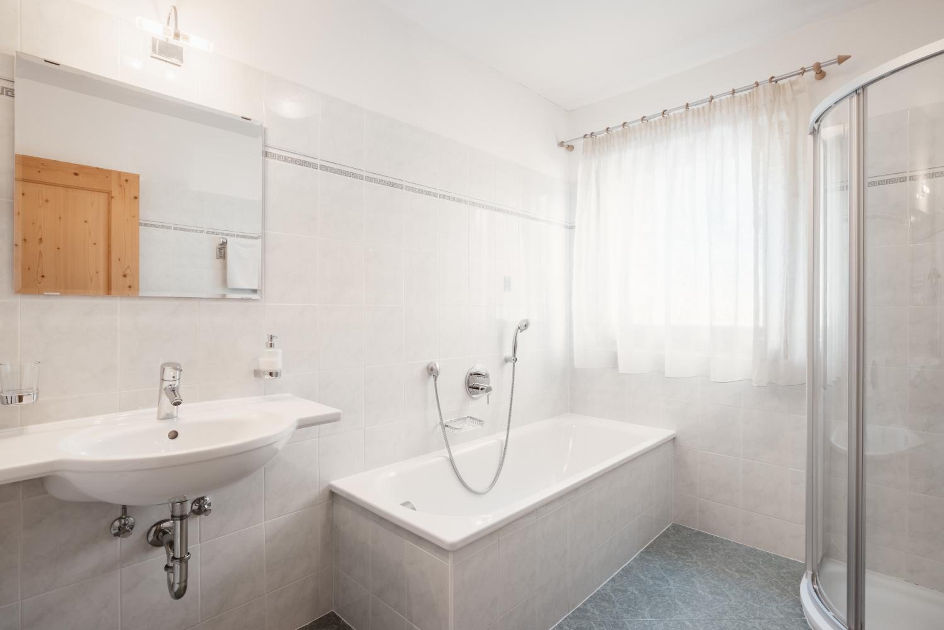 Double Room with Balcony - Photo 3