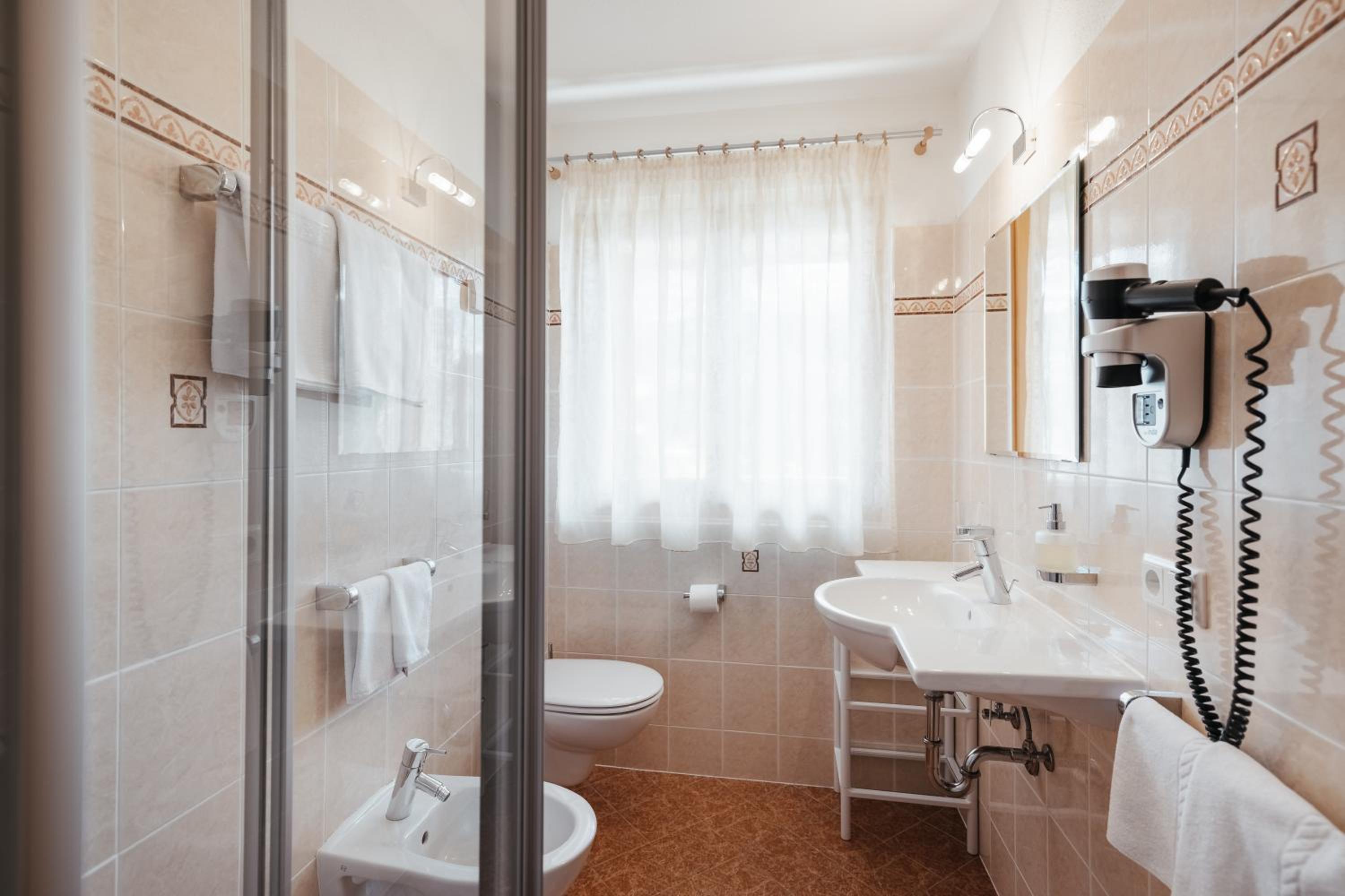 Double Room with Balcony - Photo 12
