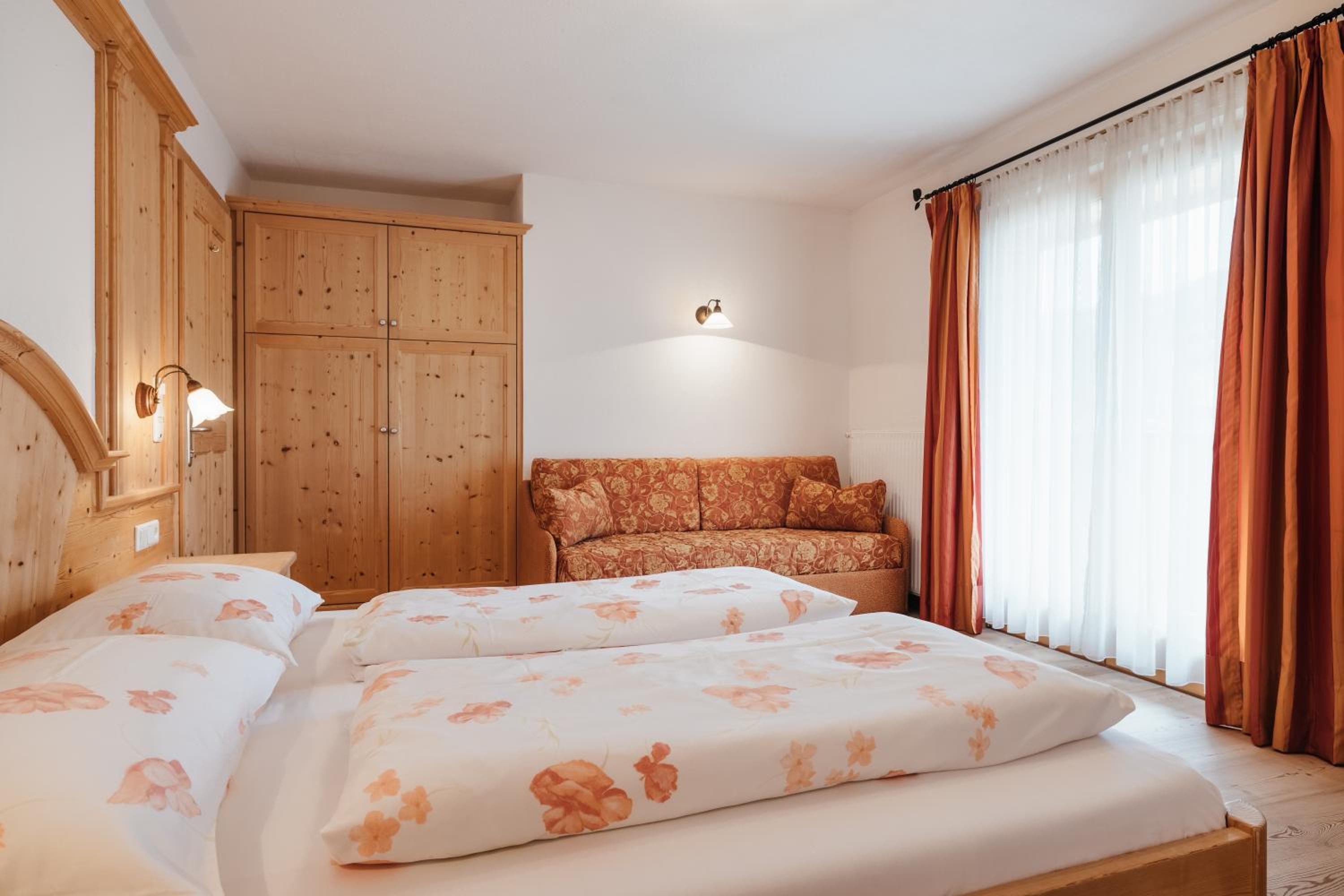 Double Room with Balcony - Photo 8