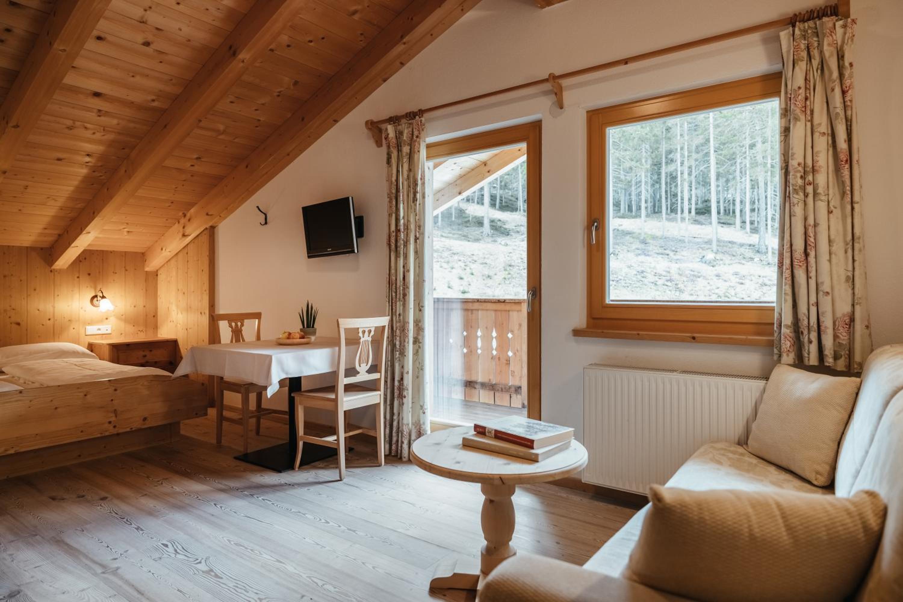 Studio with Balcony (3 Adults)  - Photo 6