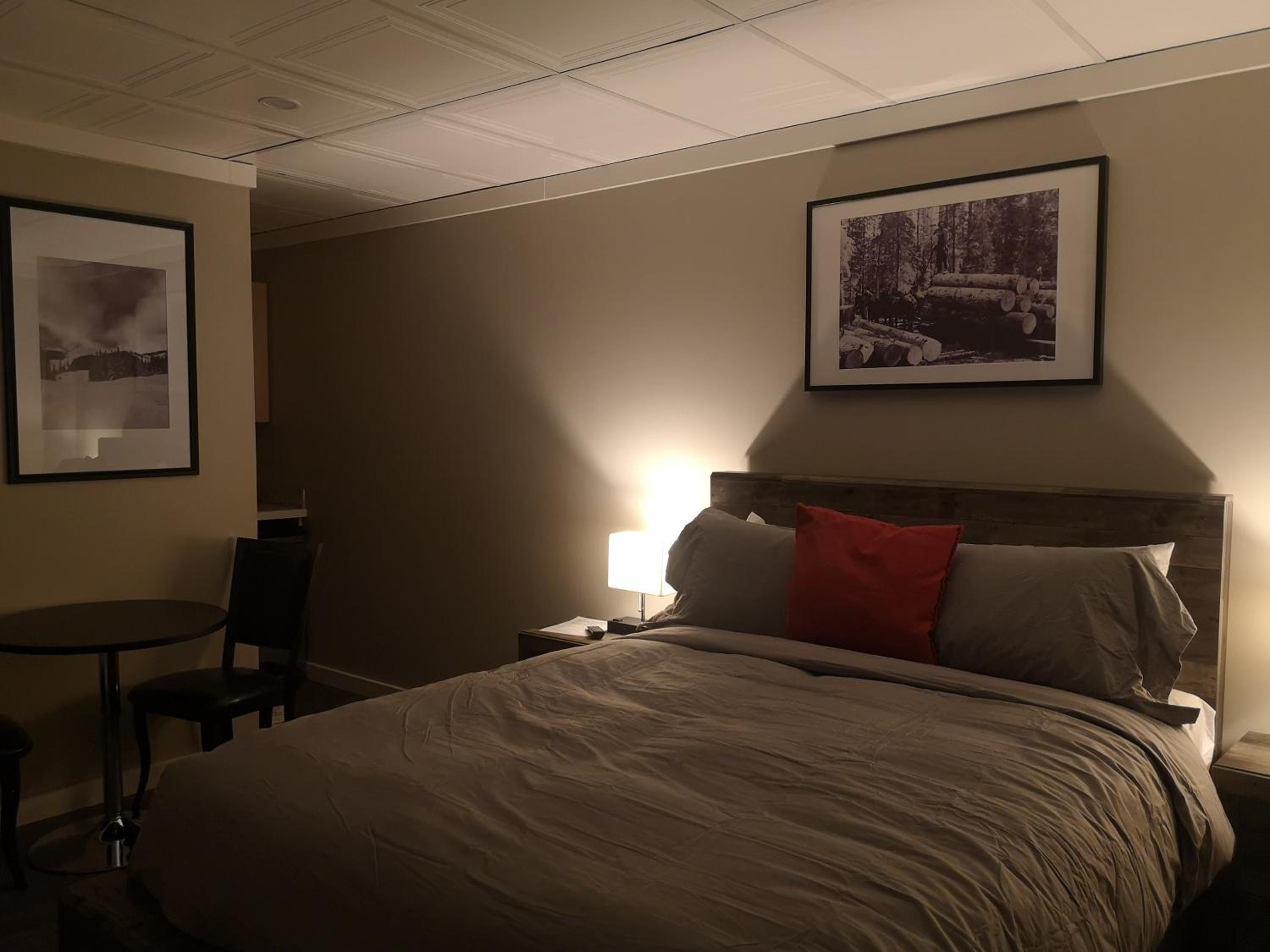 Queen Room photo 2