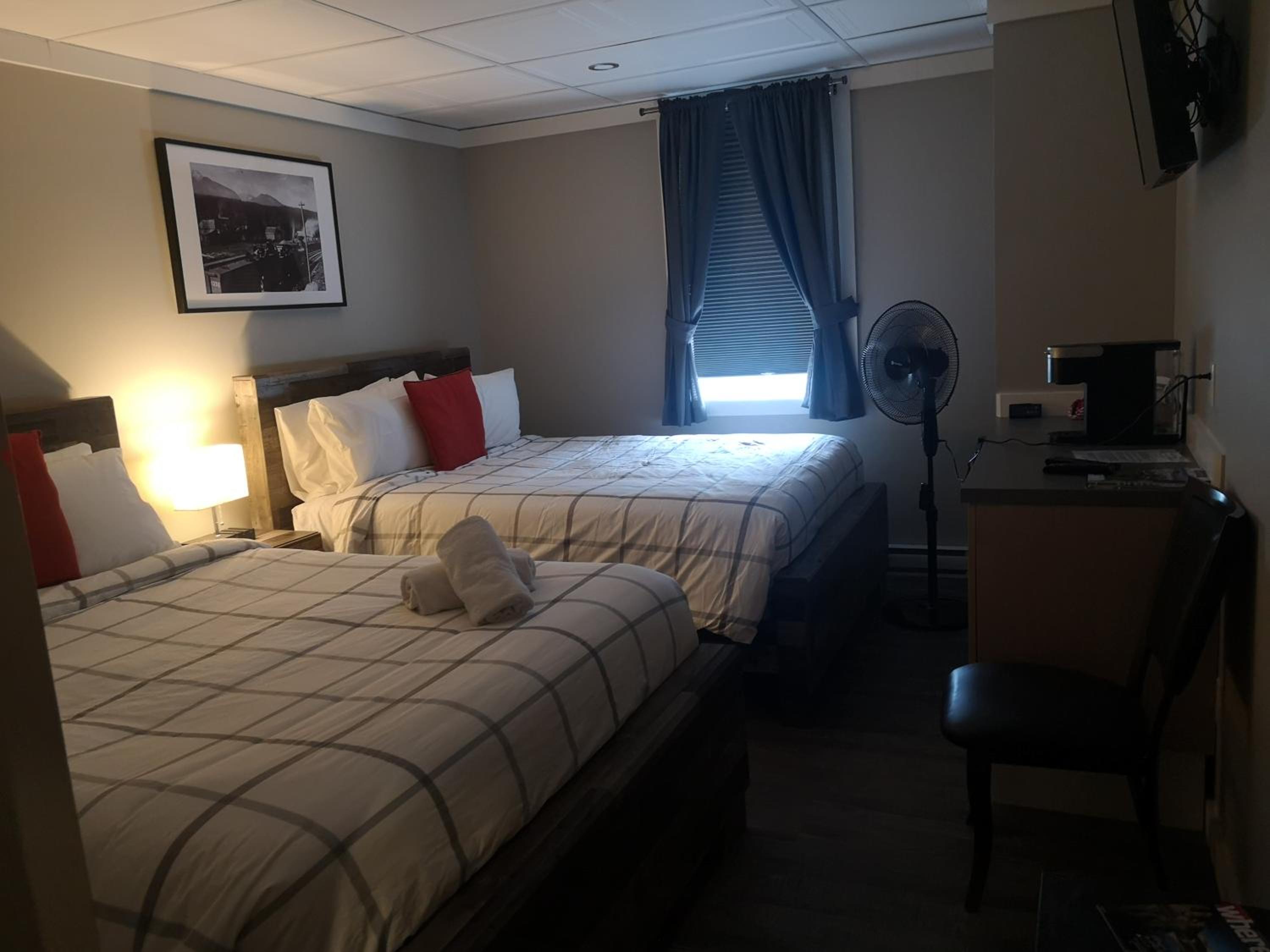 Standard Queen Room with Two Queen Beds photo 2