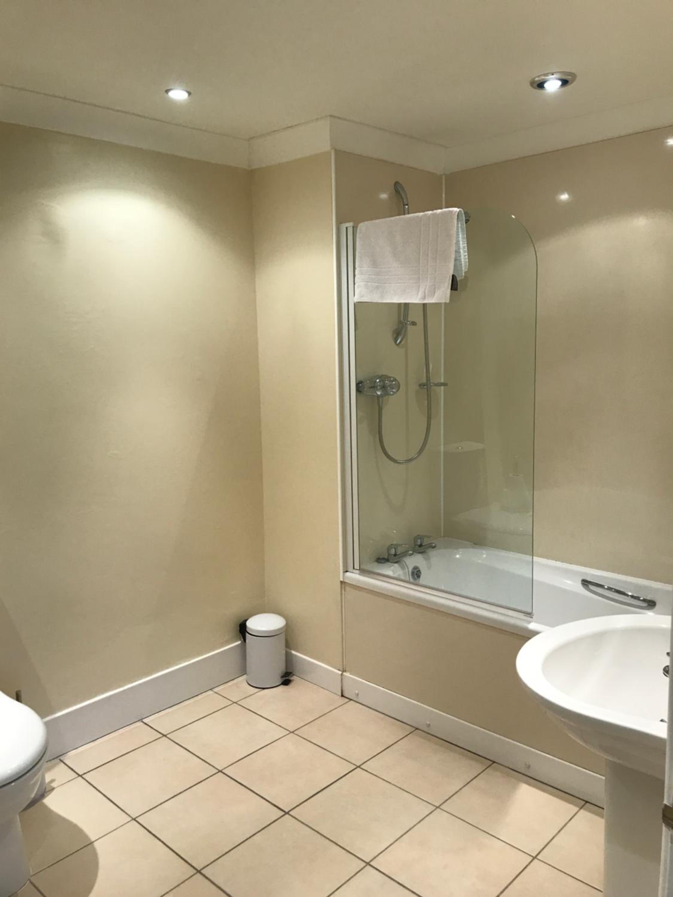 Double or Twin Room with Bathroom - Photo 2