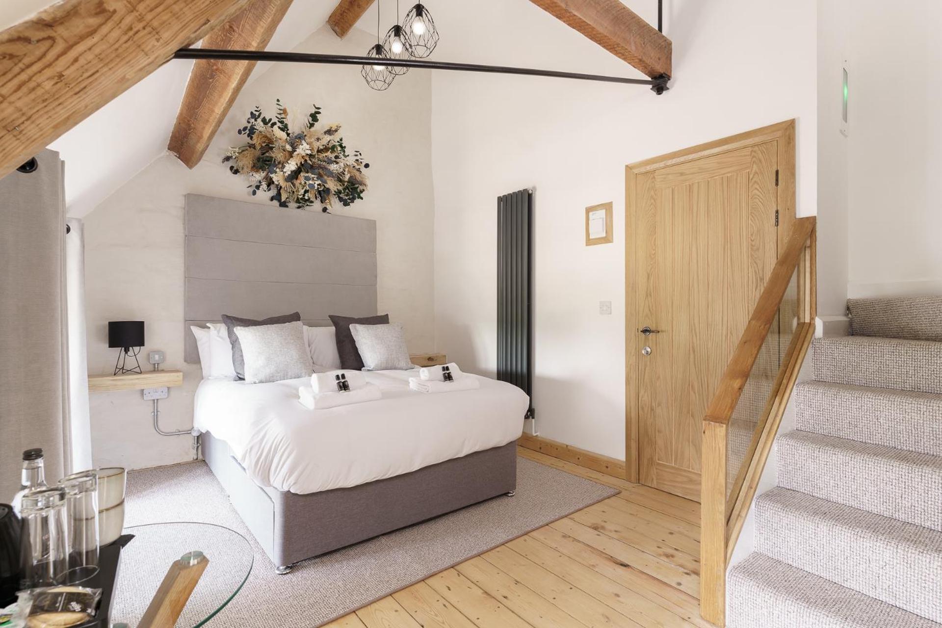Deluxe Double Room (2 Adults + 1 Child) - Photo 4