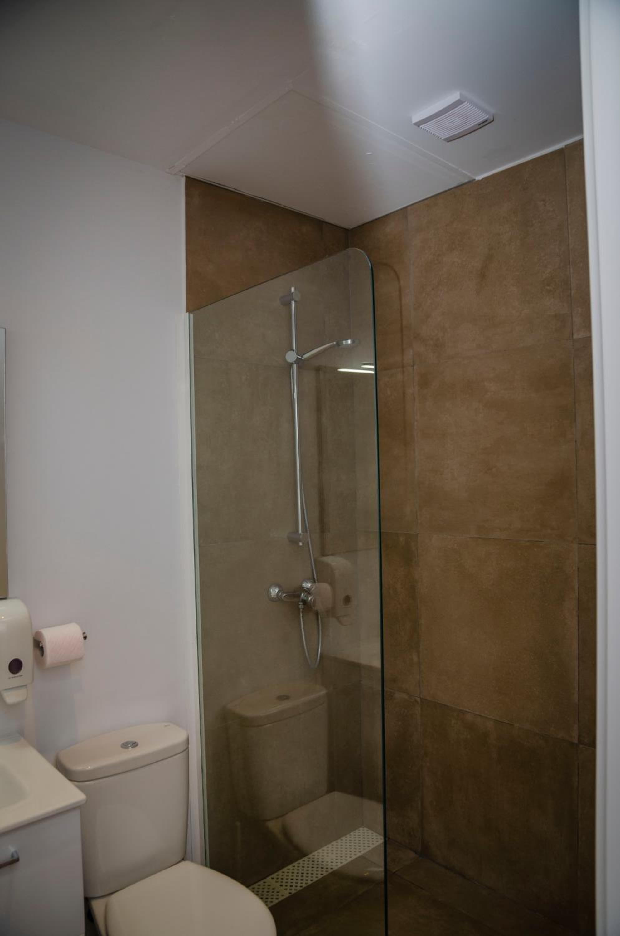 Standard Quadruple Room - Photo 5