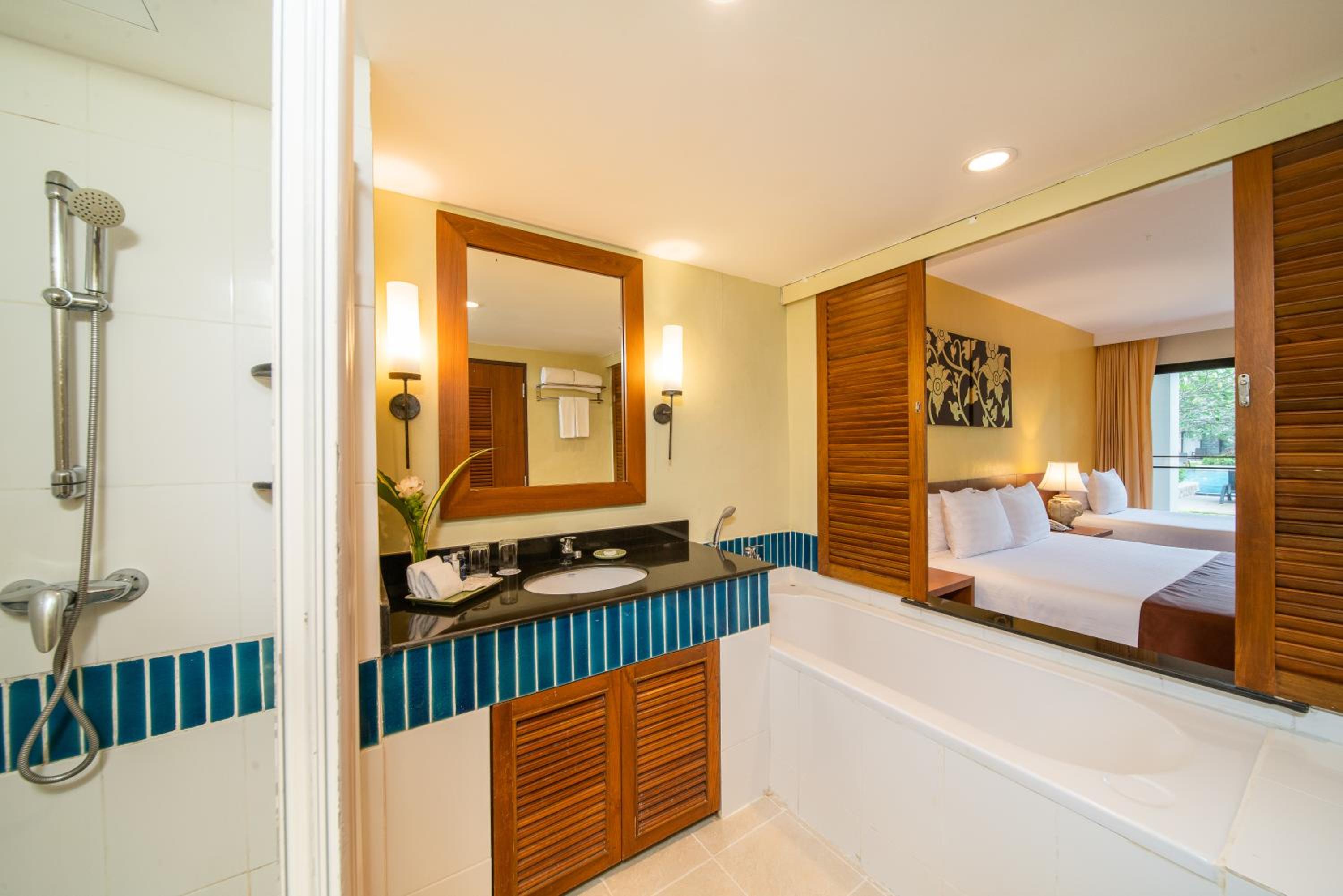 Triple Room with Pool View photo 2