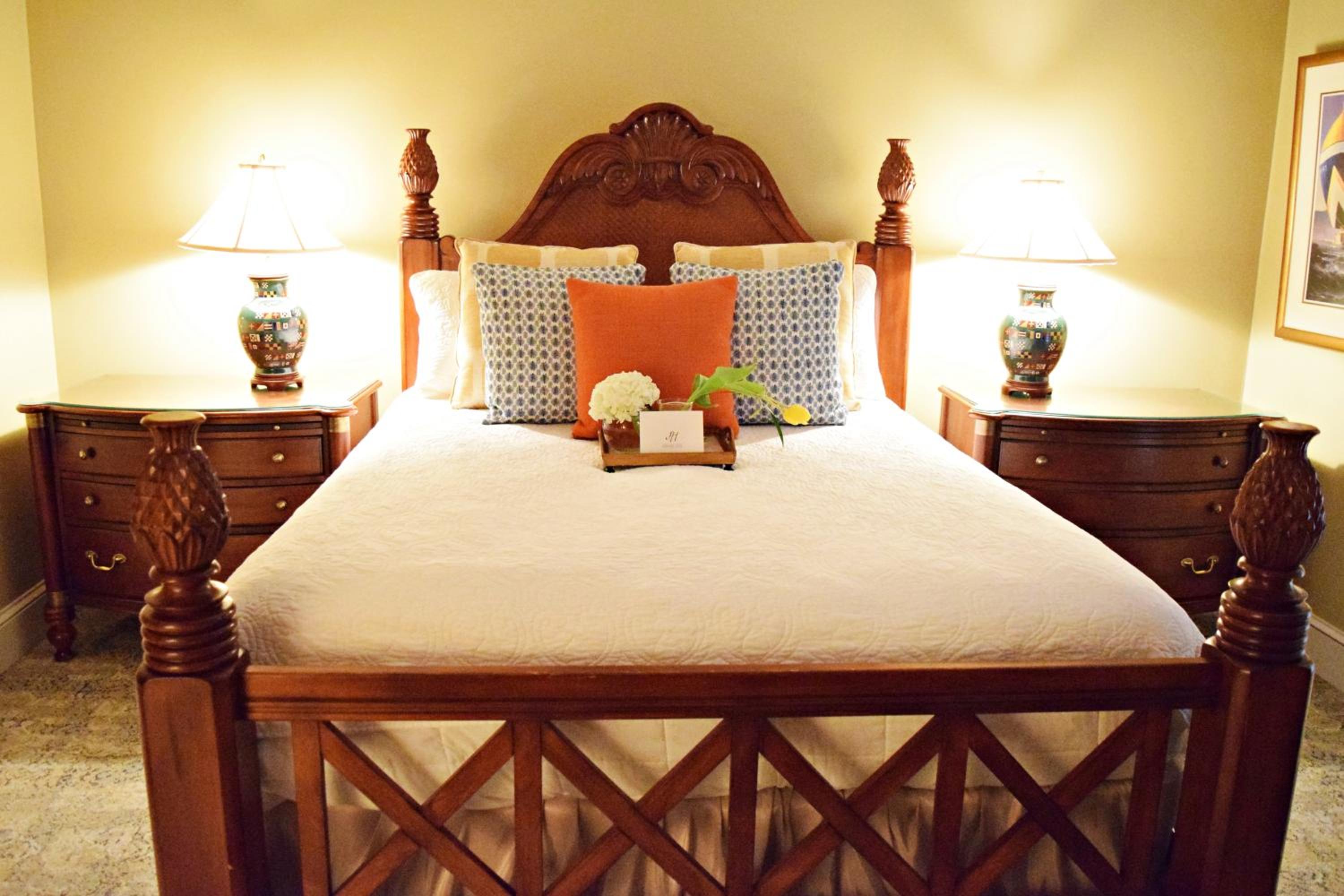 1 Queen Bed, Gallery Room, Non-Smoking - Photo 1