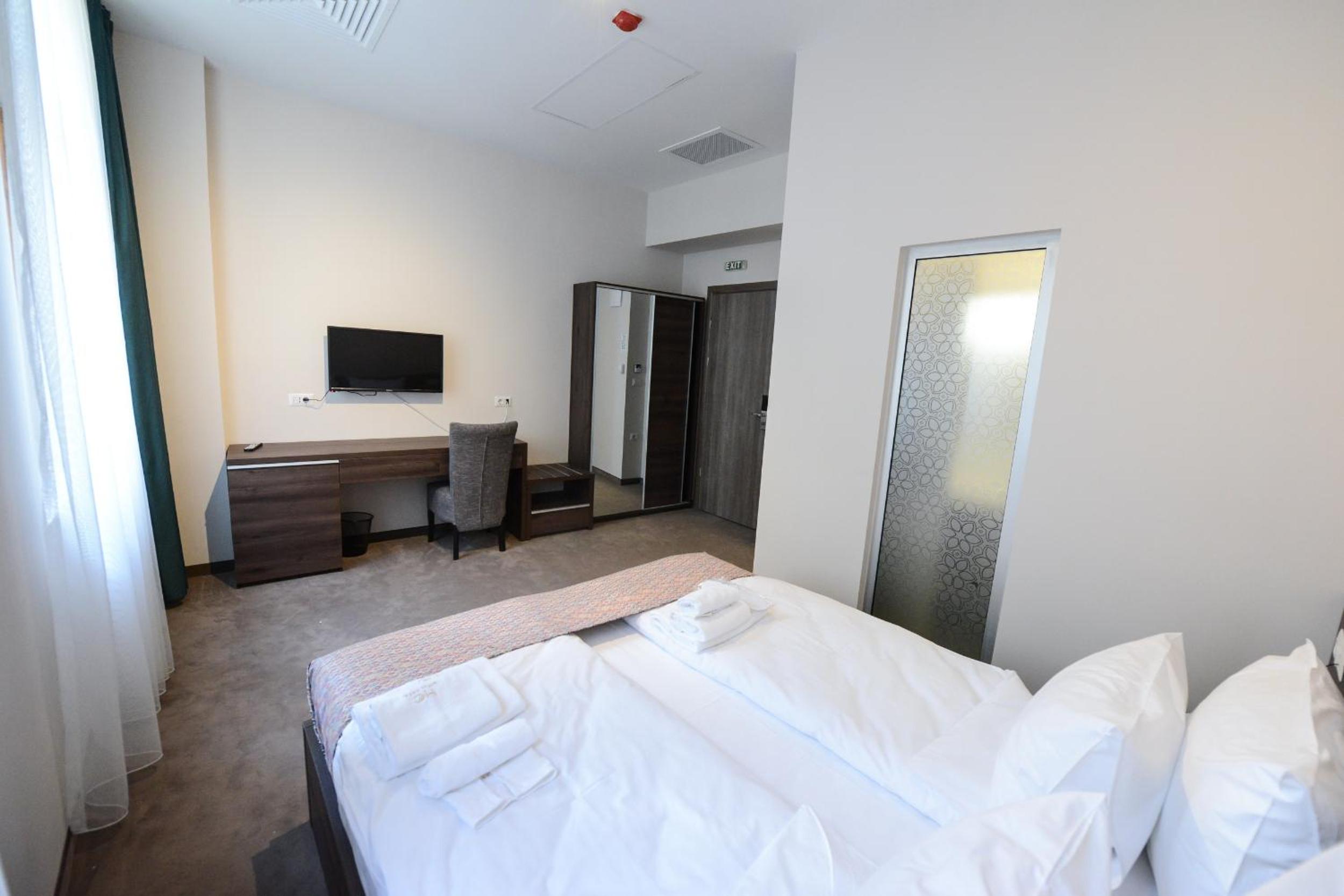 Deluxe Double Room (2 Adults + 1 Child)