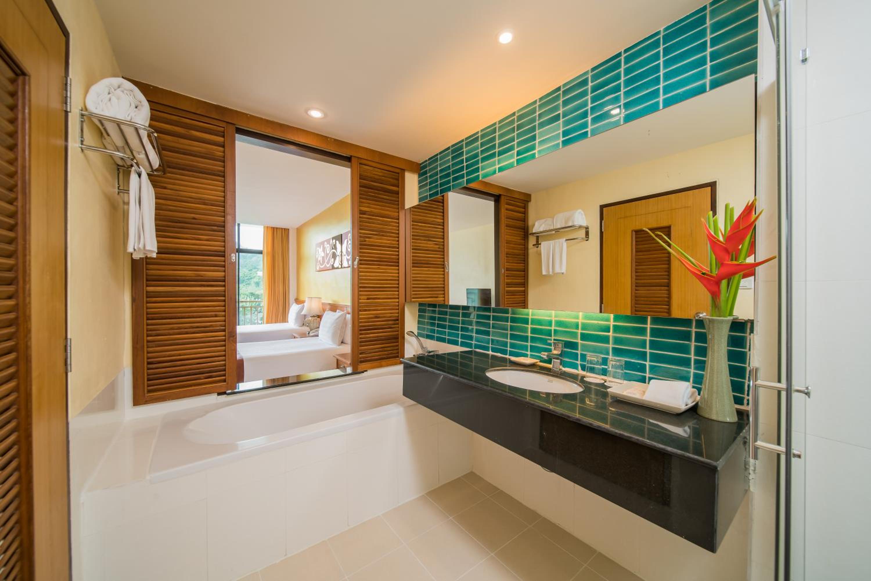 Deluxe Double or Twin Room with Pool View photo 2