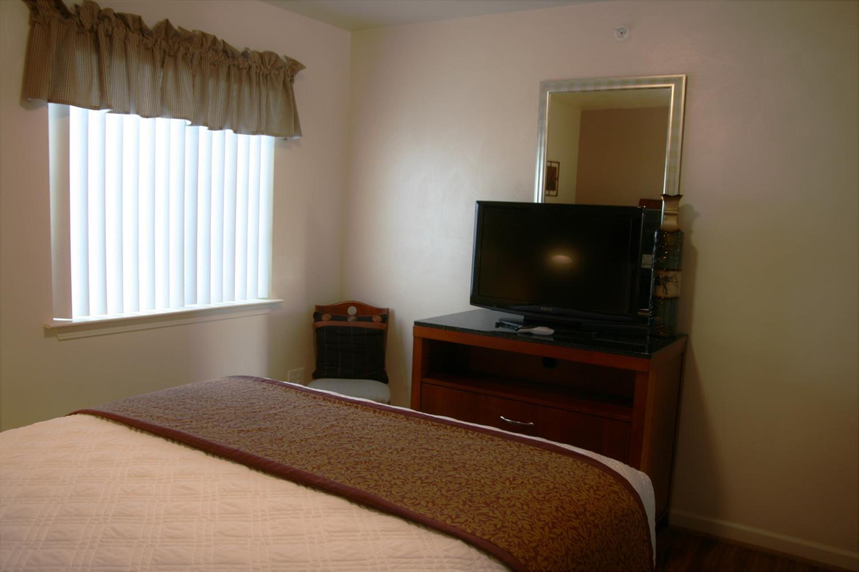 One-Bedroom Suite - Photo 2