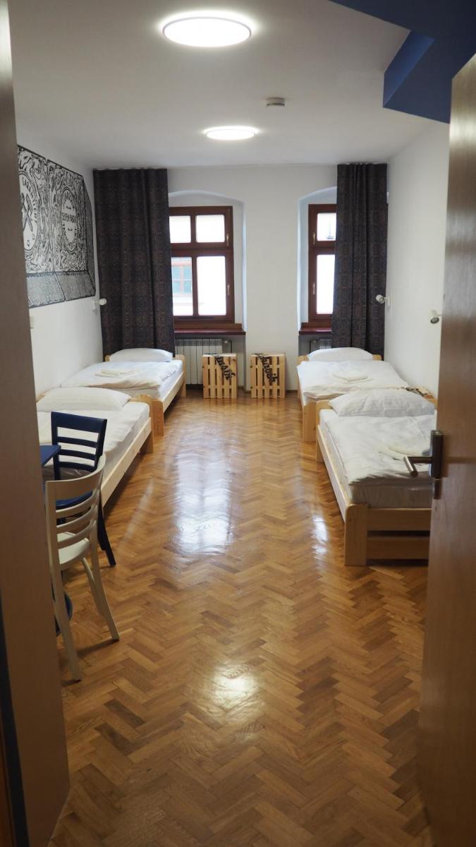 Quadruple Room with Private Bathroom - Photo 3
