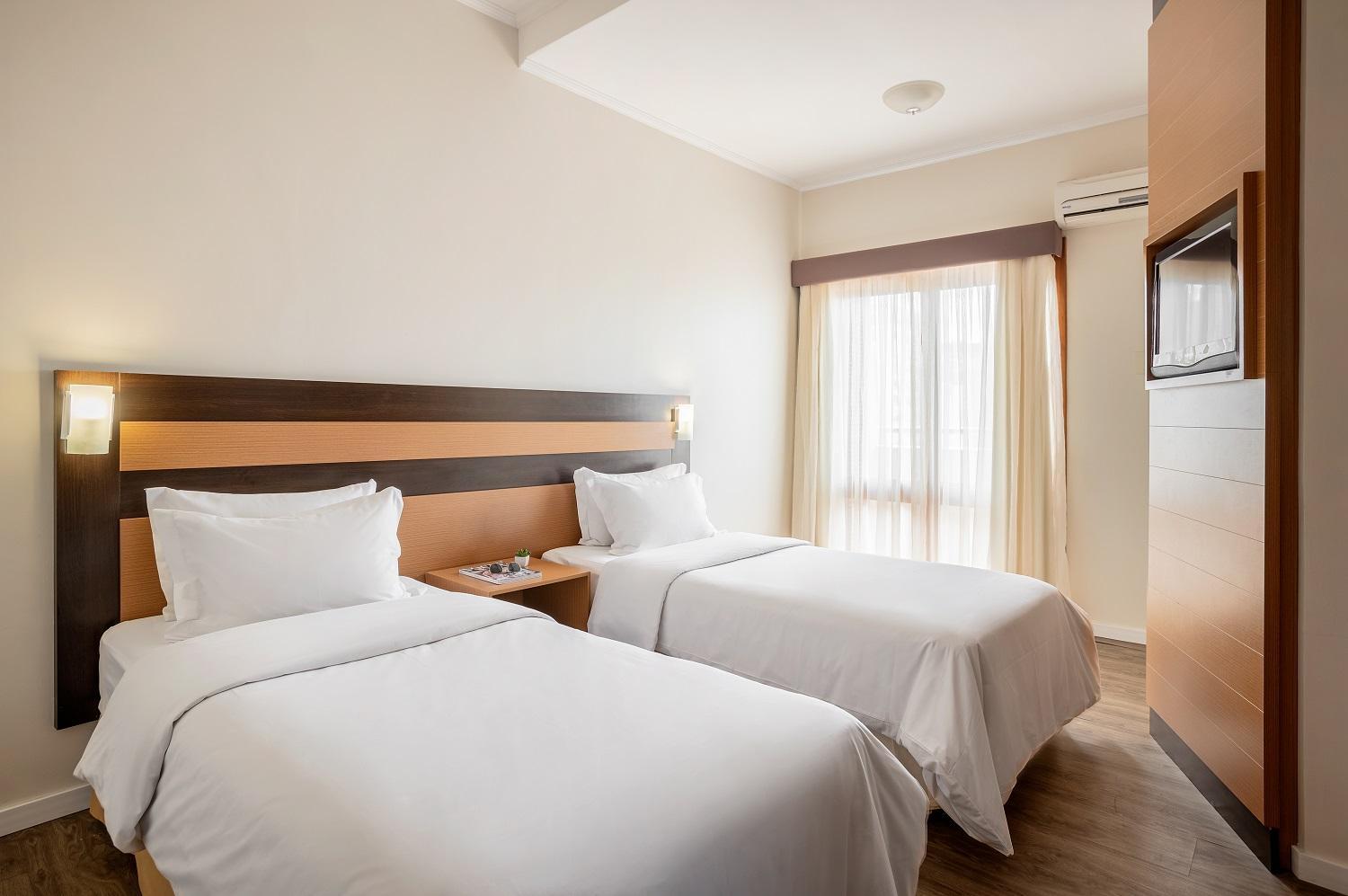 Luxury Double - 1 Double Bed and 2 Single Beds - Photo 2