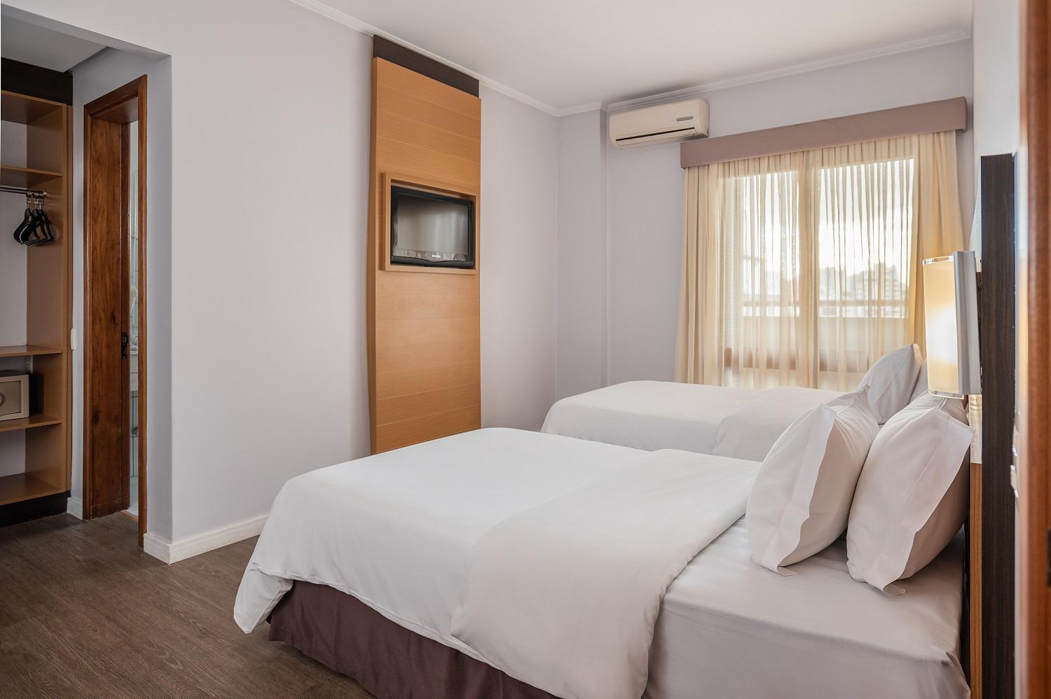 Luxury Double - 1 Double Bed and 2 Single Beds - Photo 5