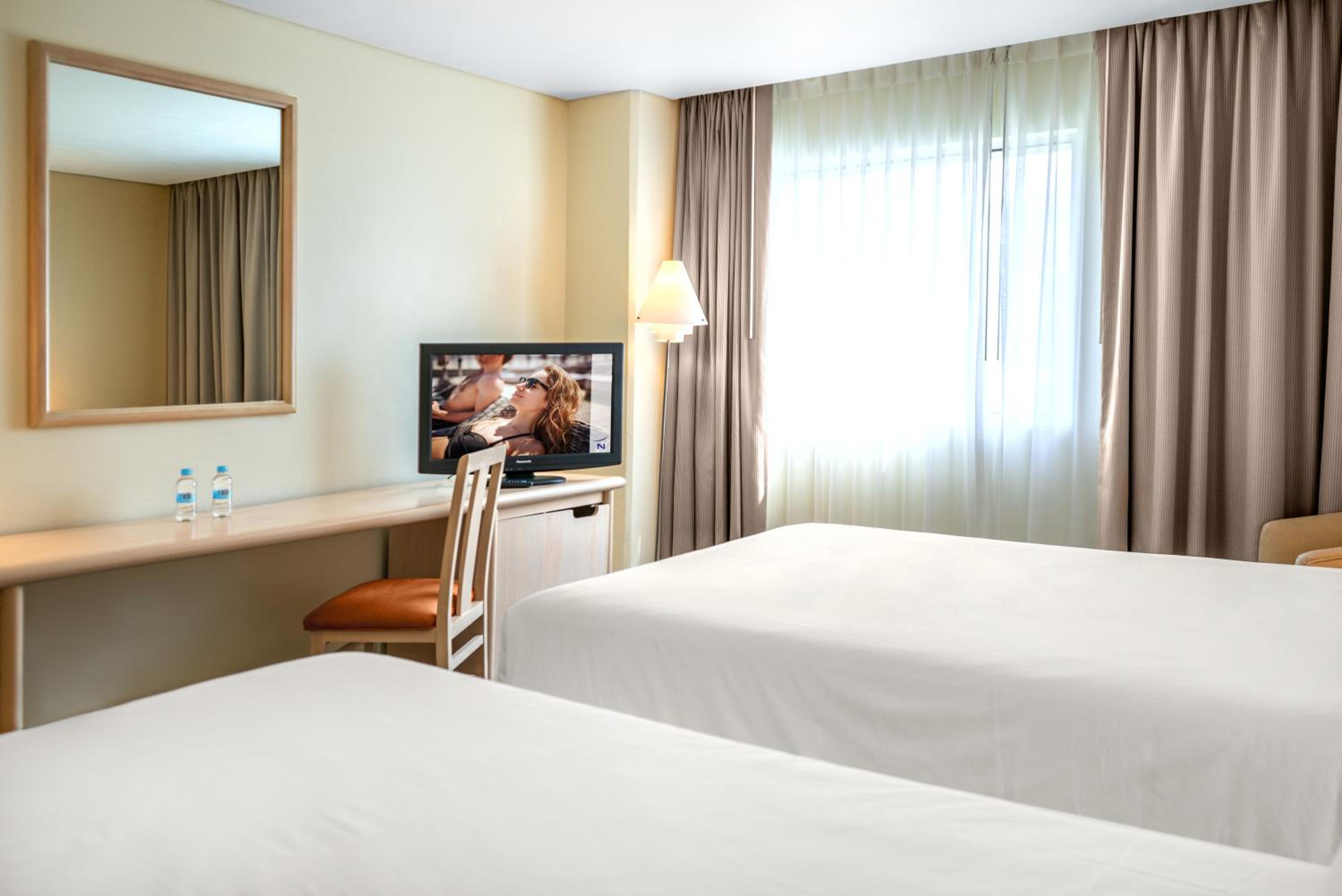 Superior Double Room with Two Double Beds - Photo 4