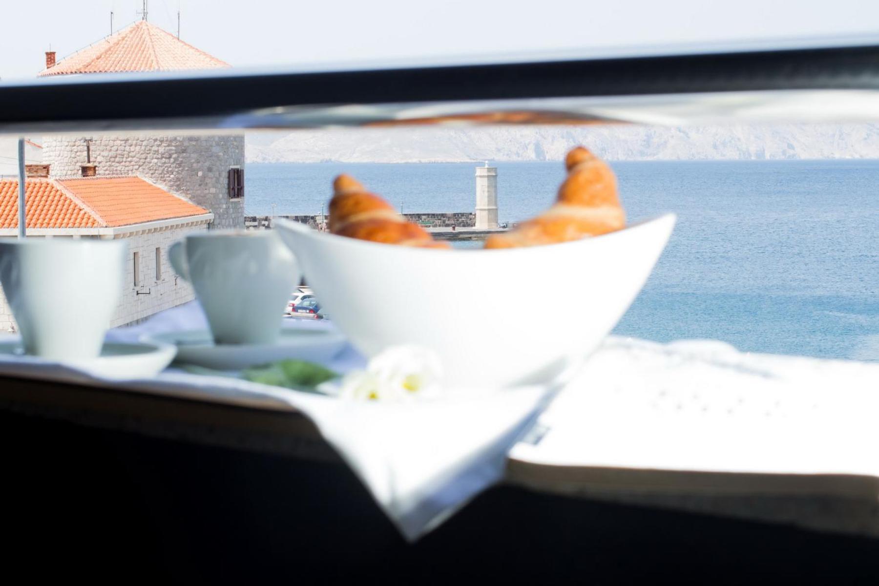 Comfort Double Room with Balcony and Sea View - Photo 12