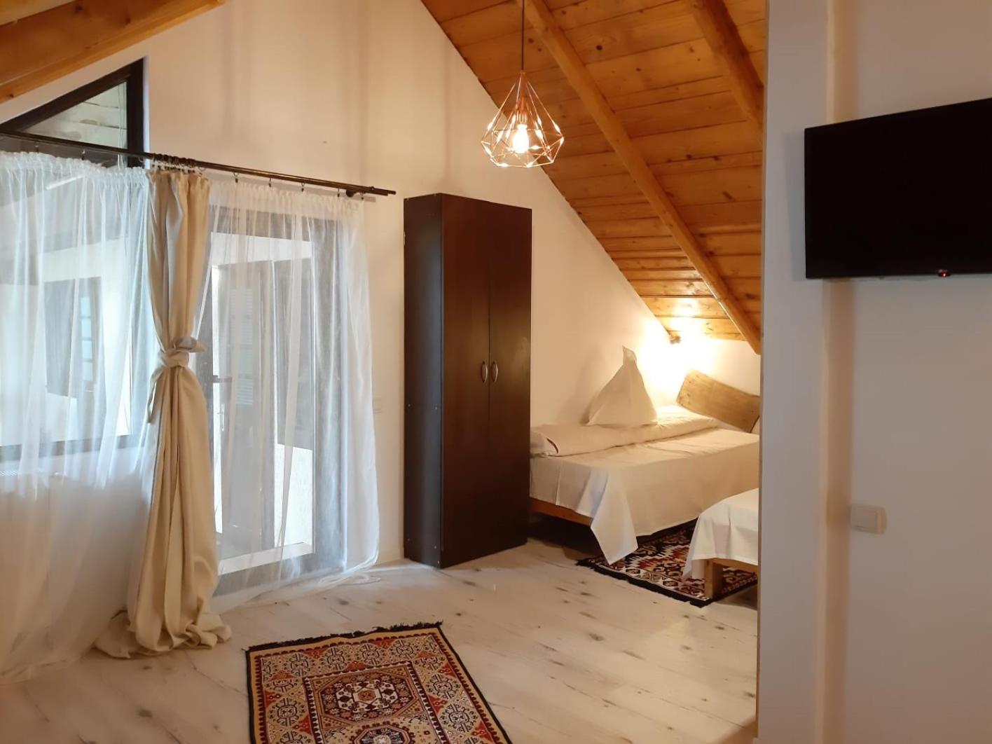 Five-Bedroom House photo 1