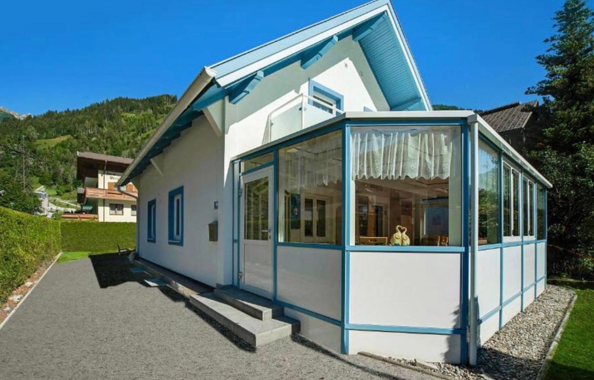 Three-Bedroom House photo 2