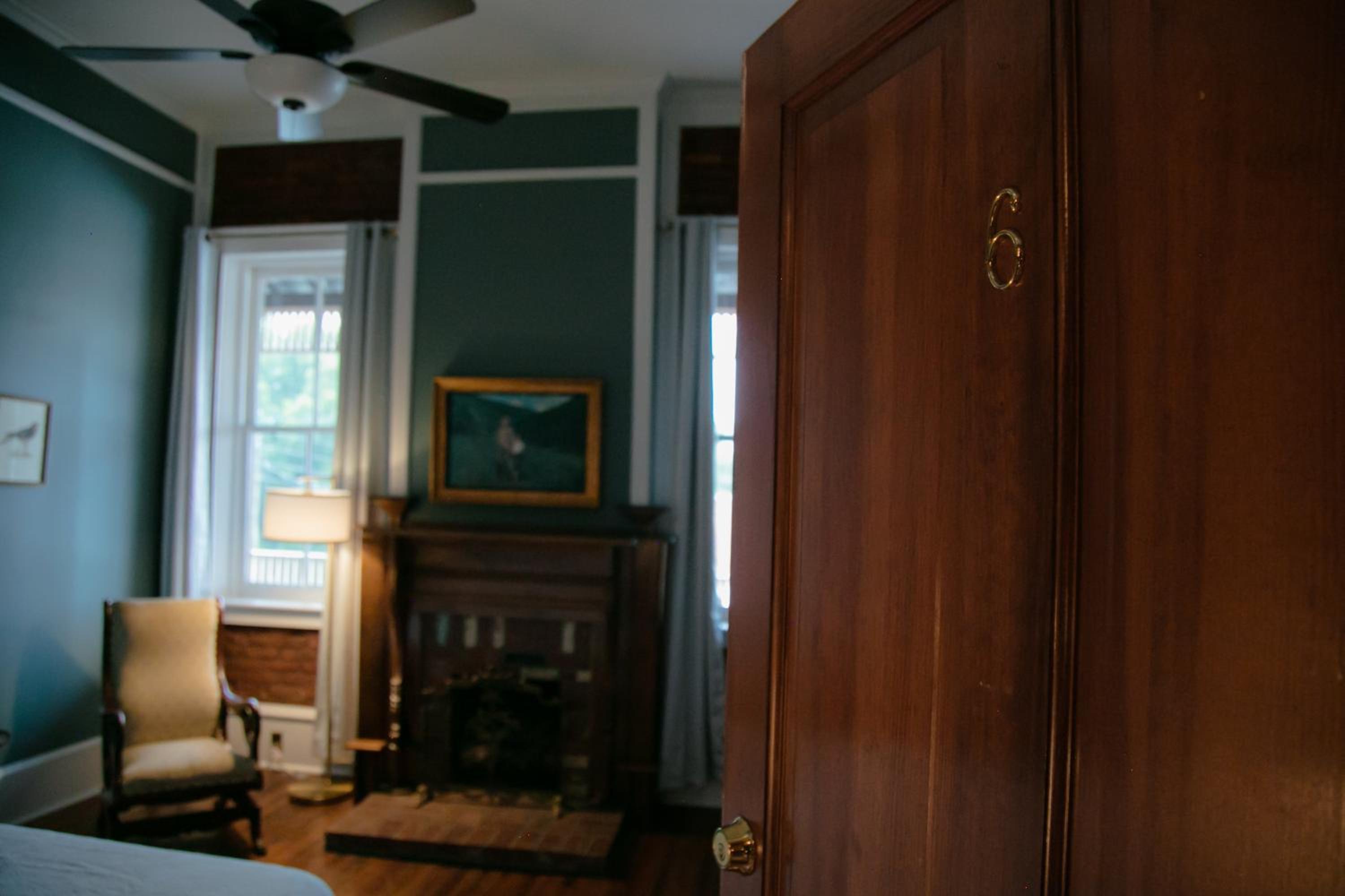 Standard Queen Room photo 2