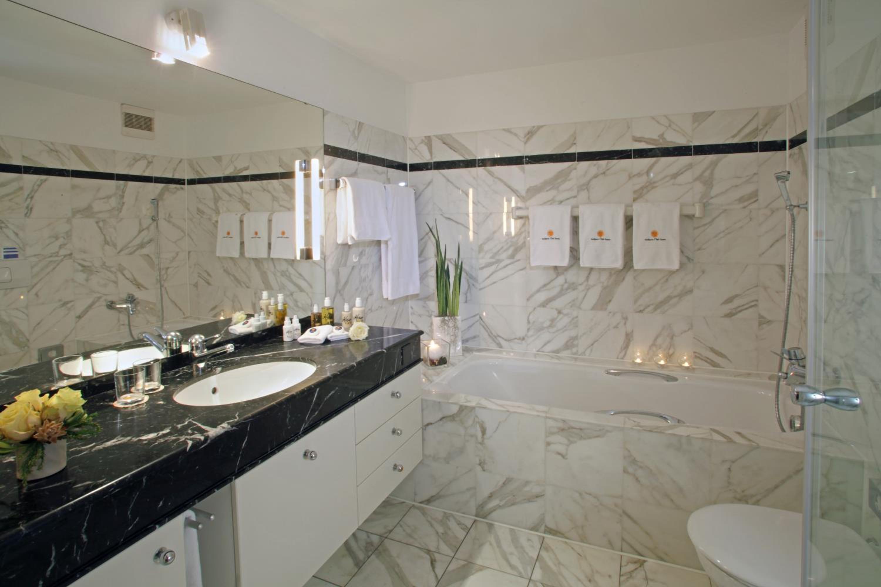 Premium Suite With Lake View - Photo 7