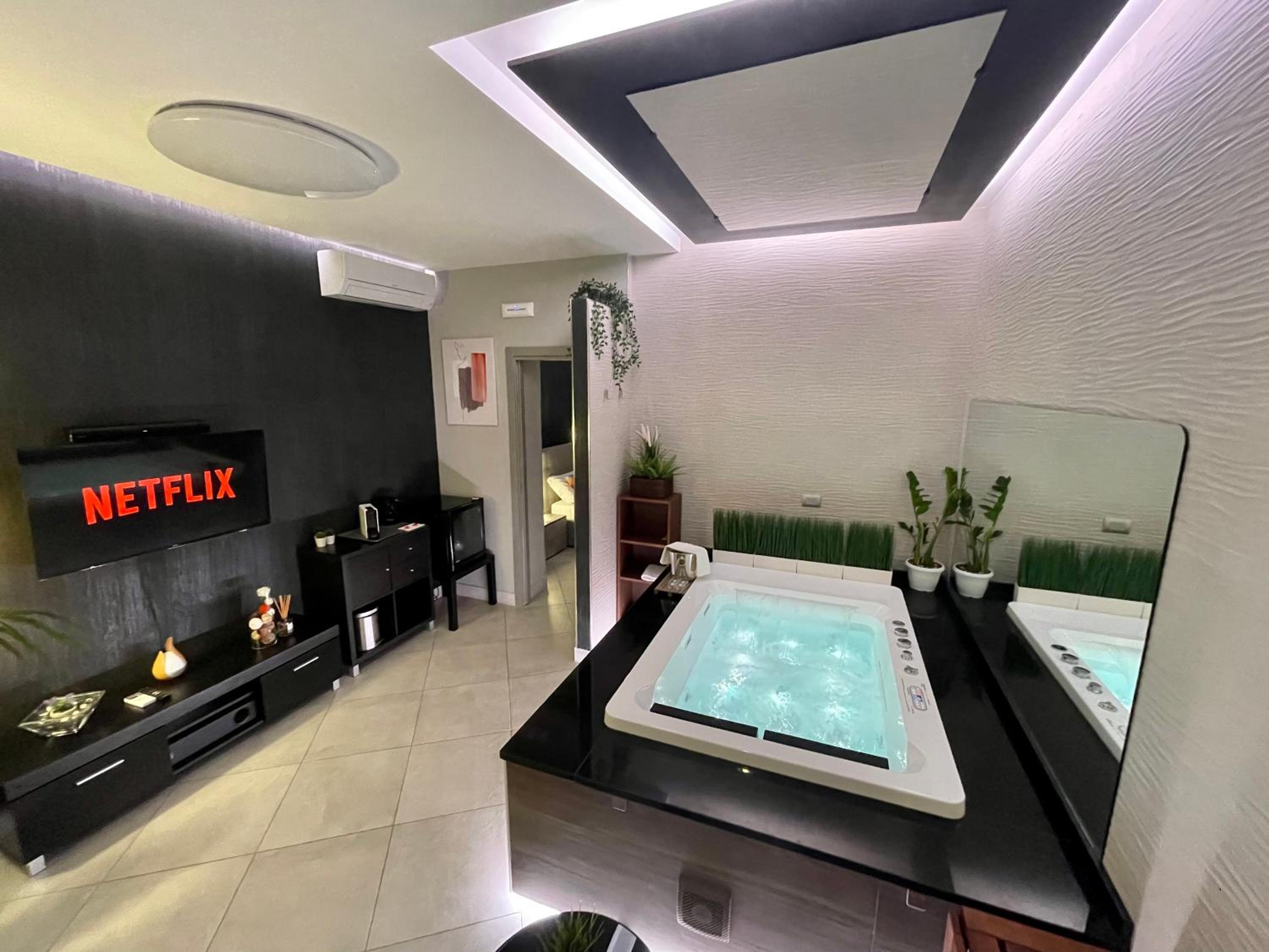 Deluxe Suite with Spa Bath - Photo 22
