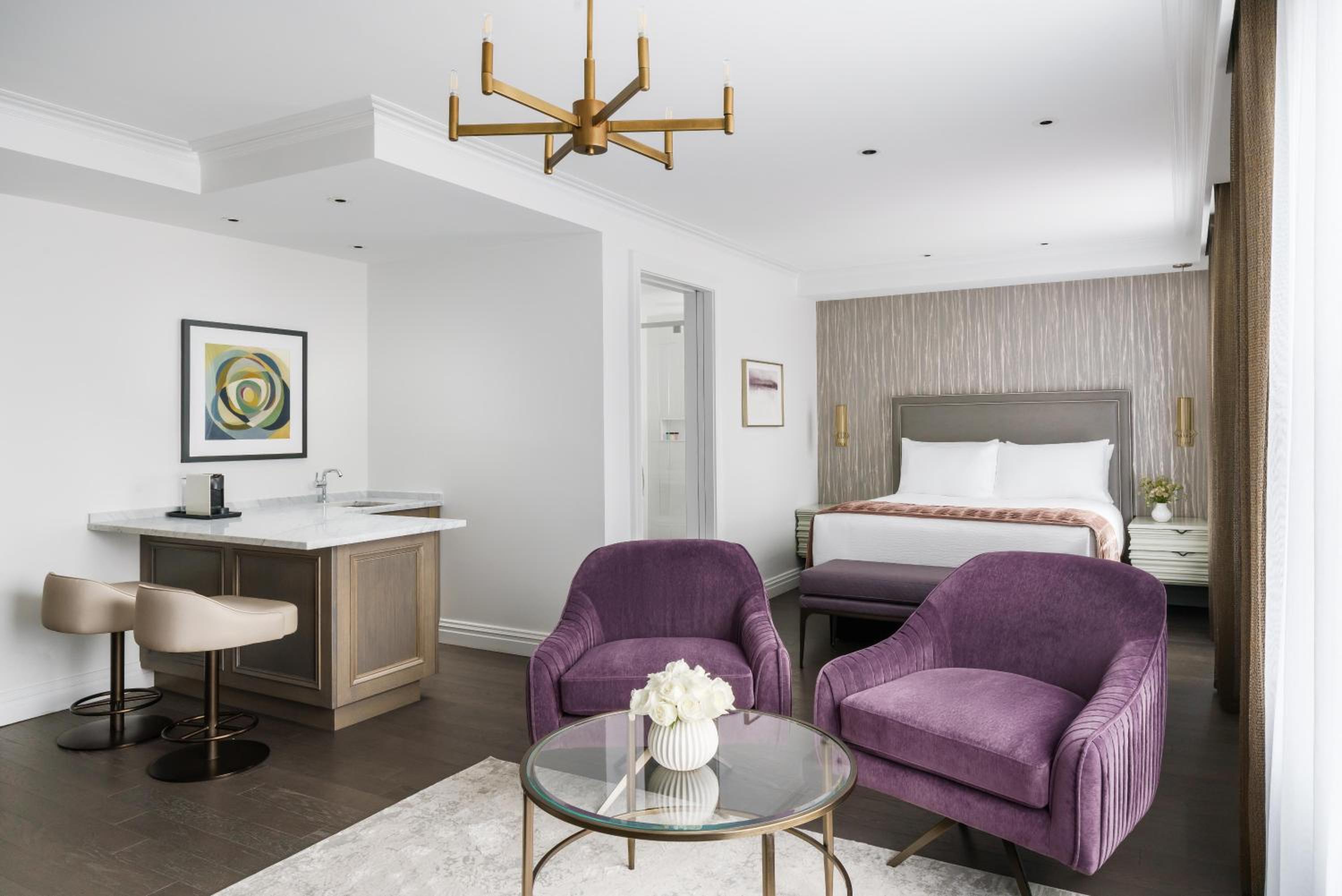 Junior Queen Suite photo 3