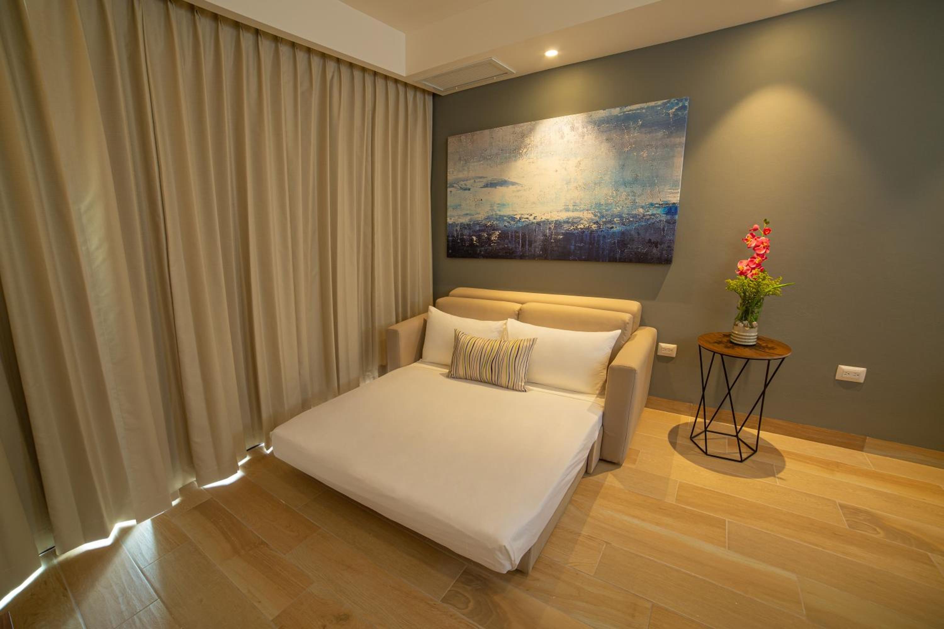 One-Bedroom Suite - Photo 11