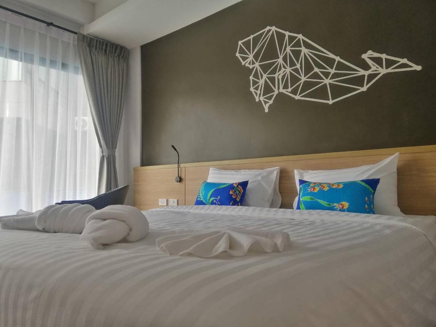 Deluxe King Room - Photo 6