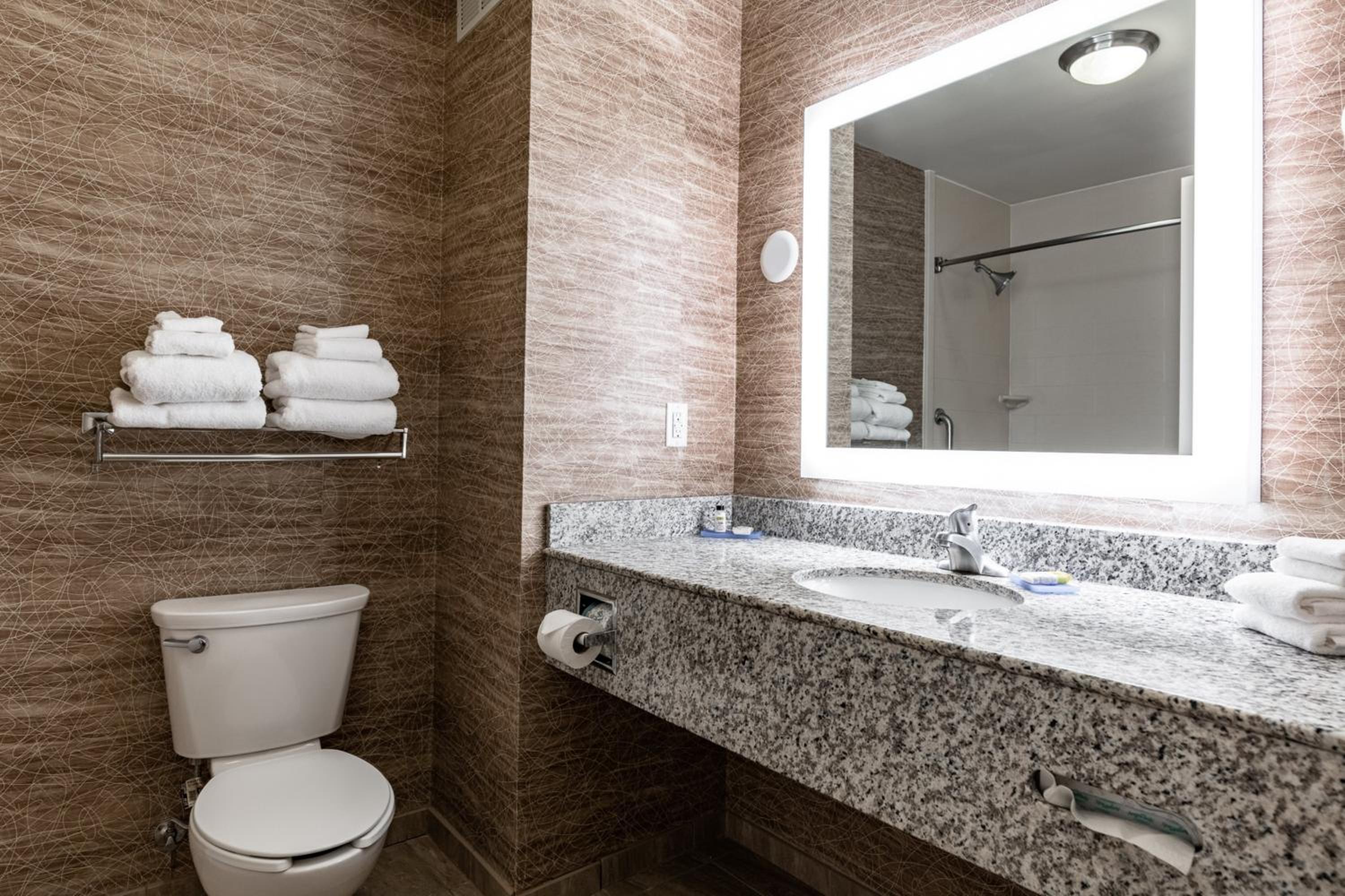 King Room - Mobility Access/Roll in Shower - Non-Smoking photo 3
