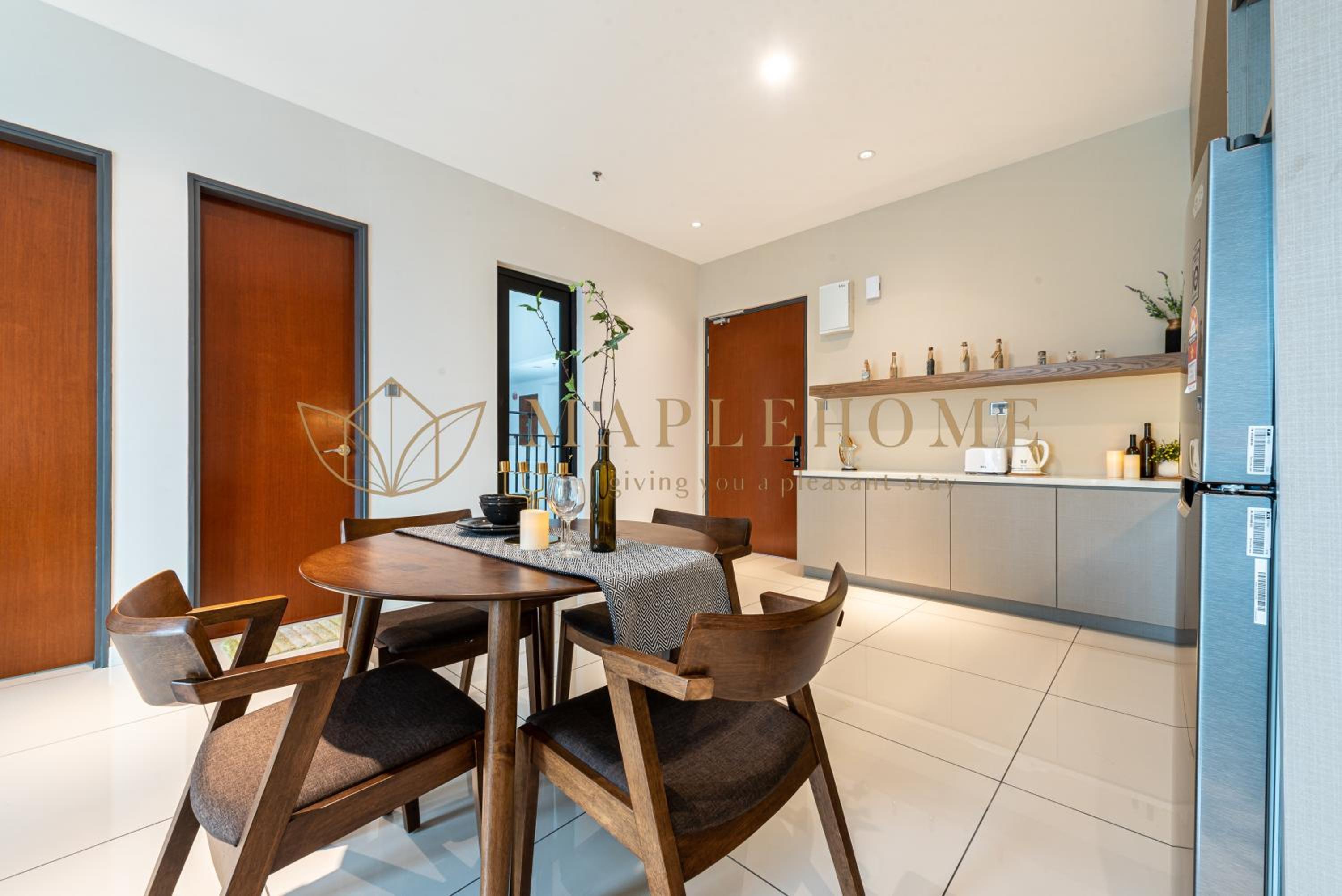 Balcony King Suite - Photo 11