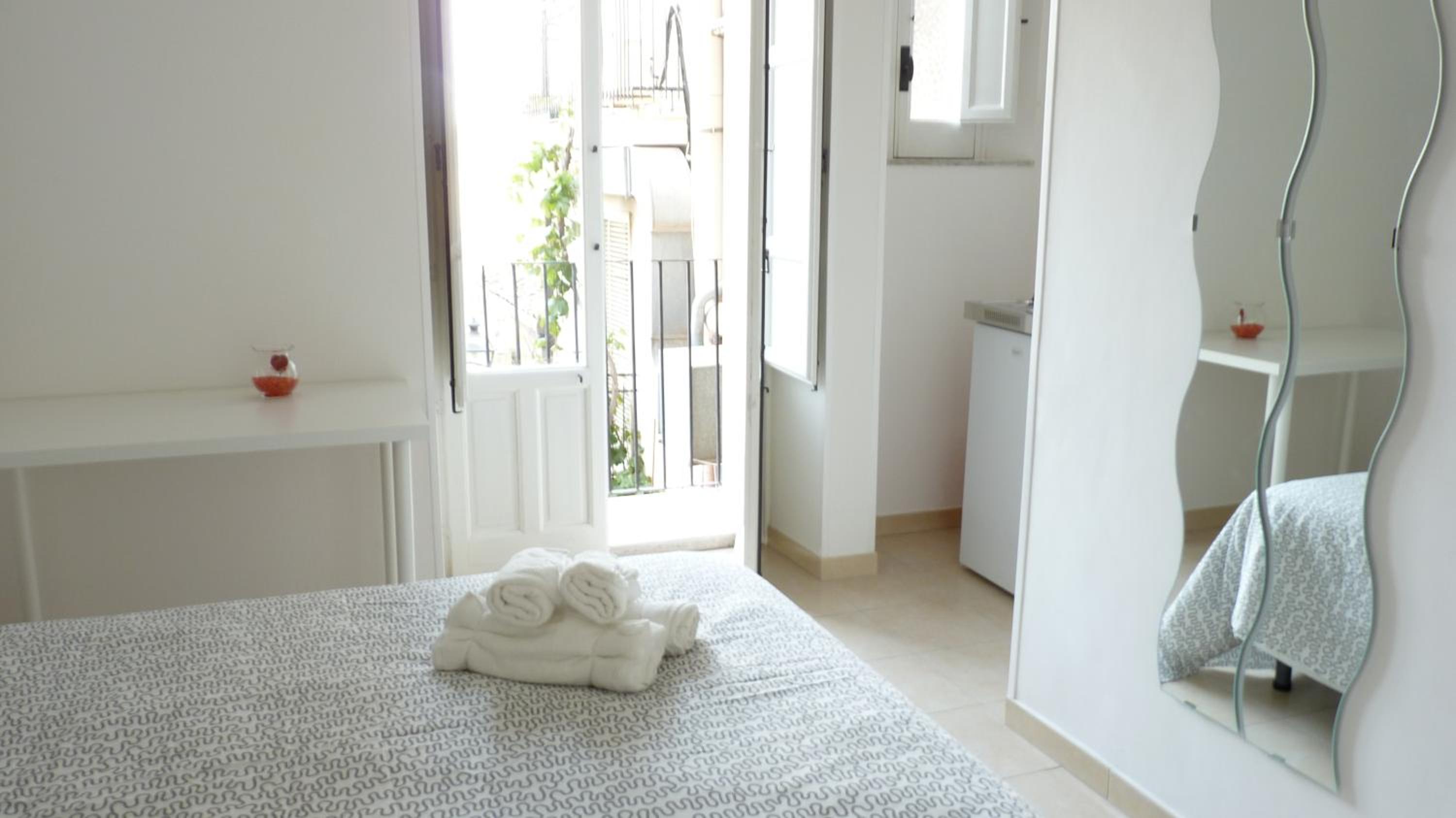 Studio with Balcony - Photo 12