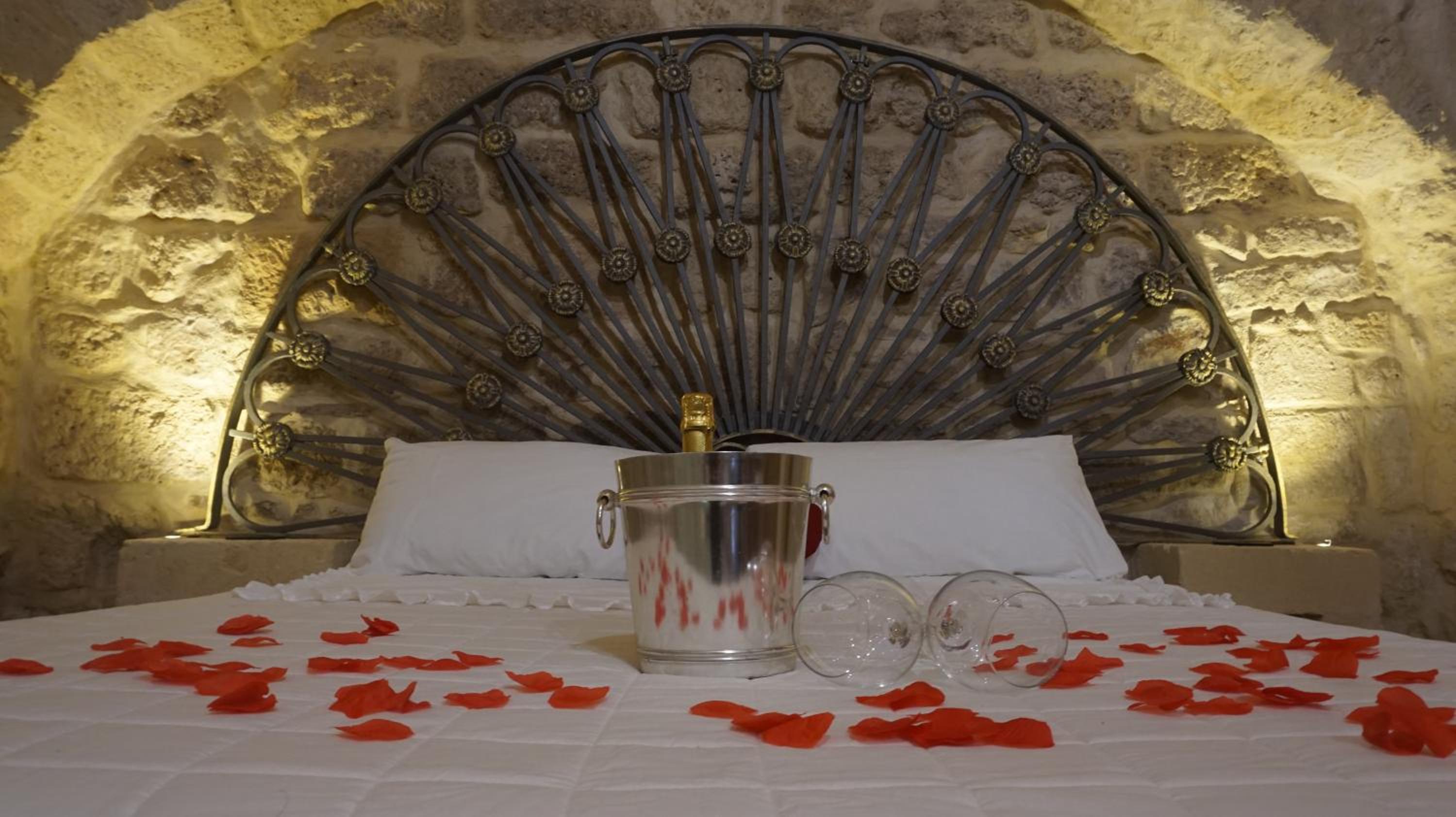 Suite with Private Pool - Photo 12