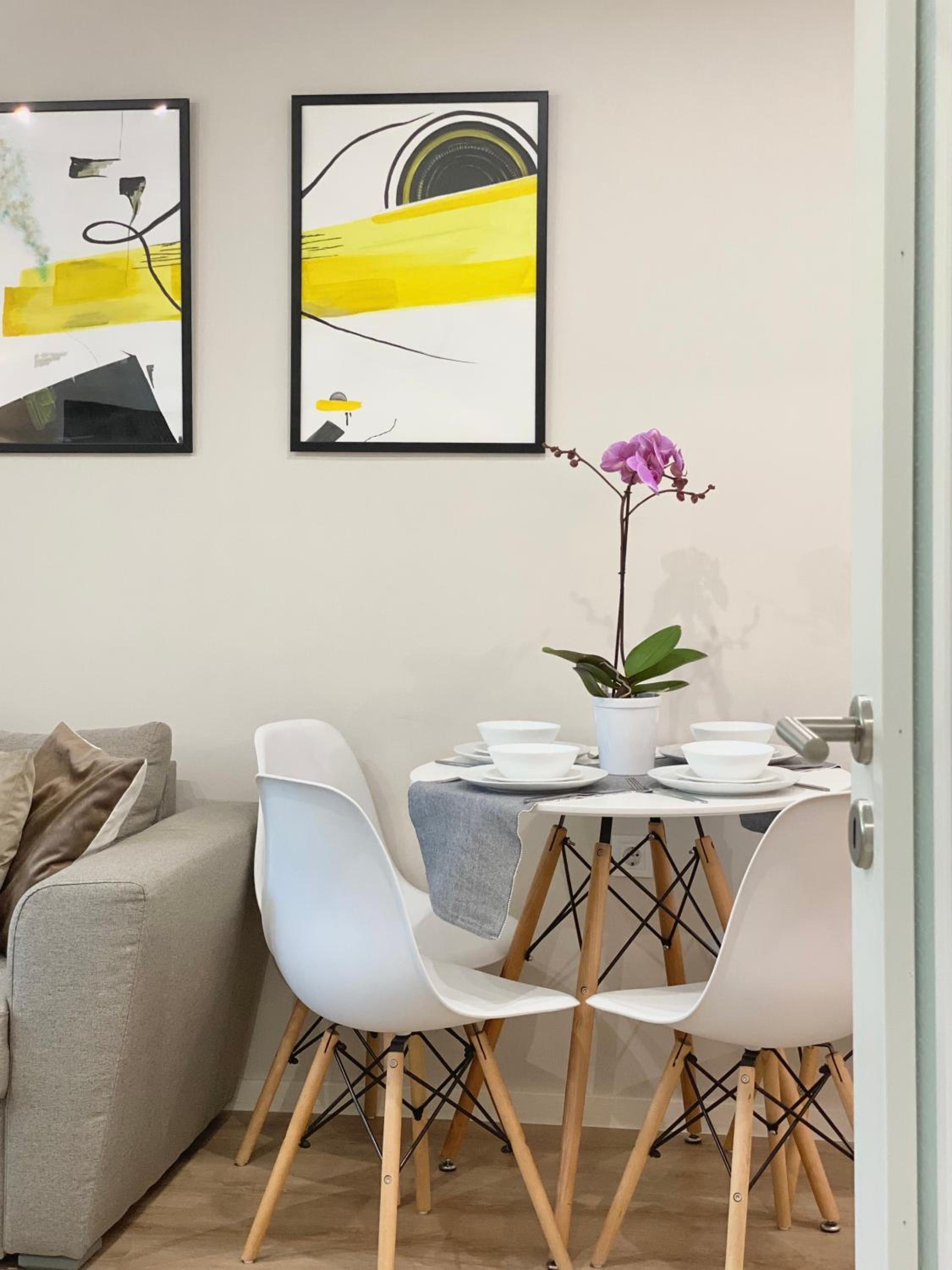 One-Bedroom Apartment - Photo 2