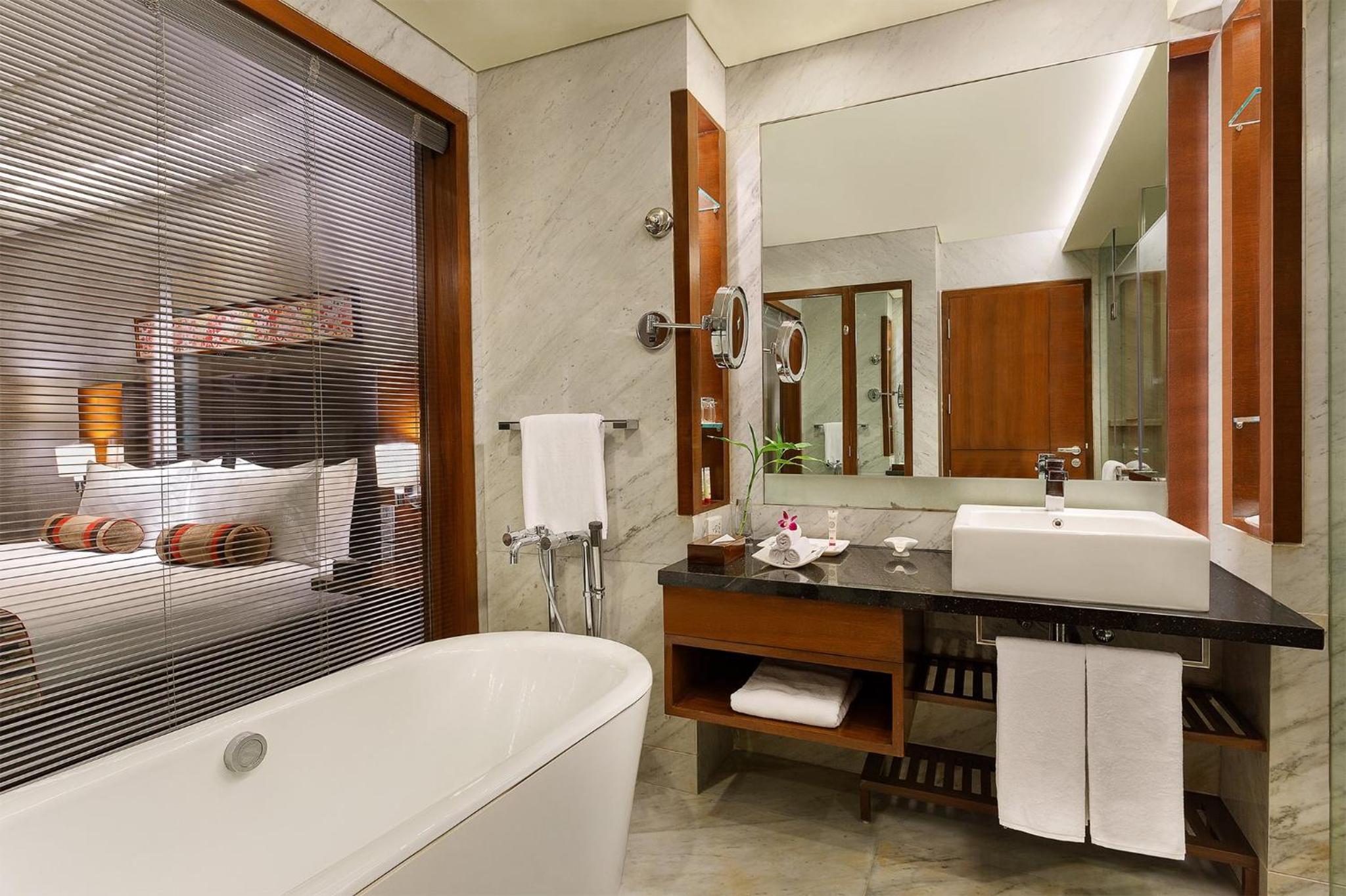 One-Bedroom Suite with Pool View – Lounge Access