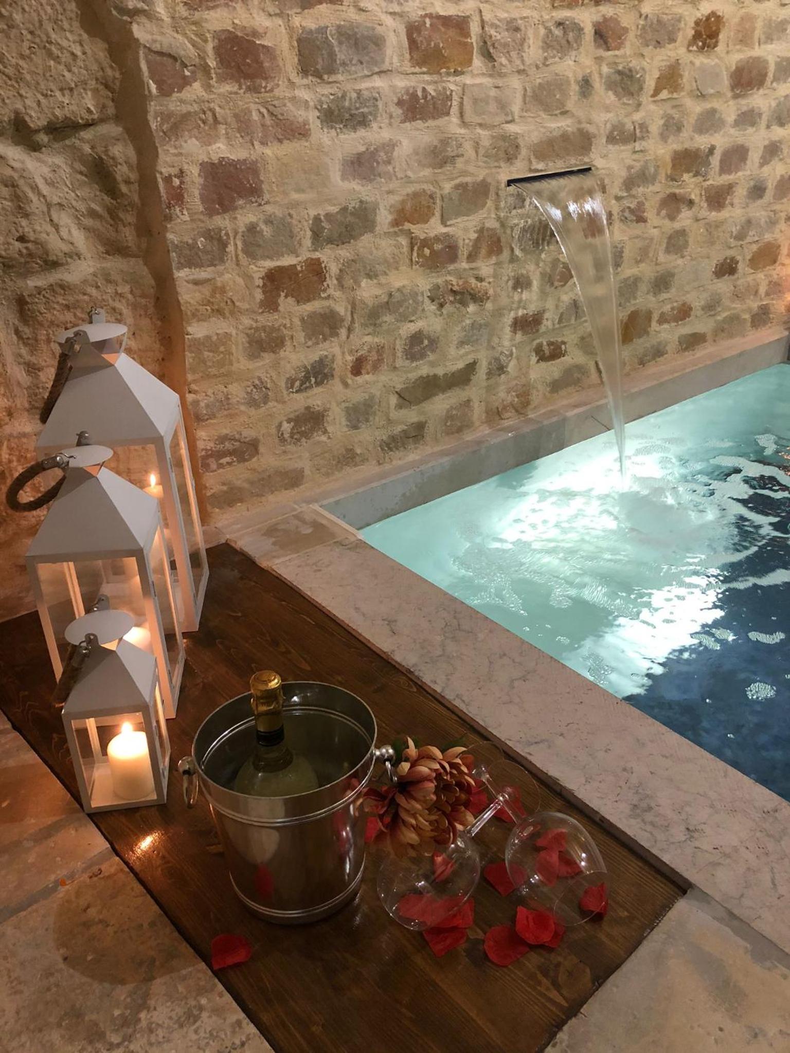 Suite with Private Pool - Photo 15