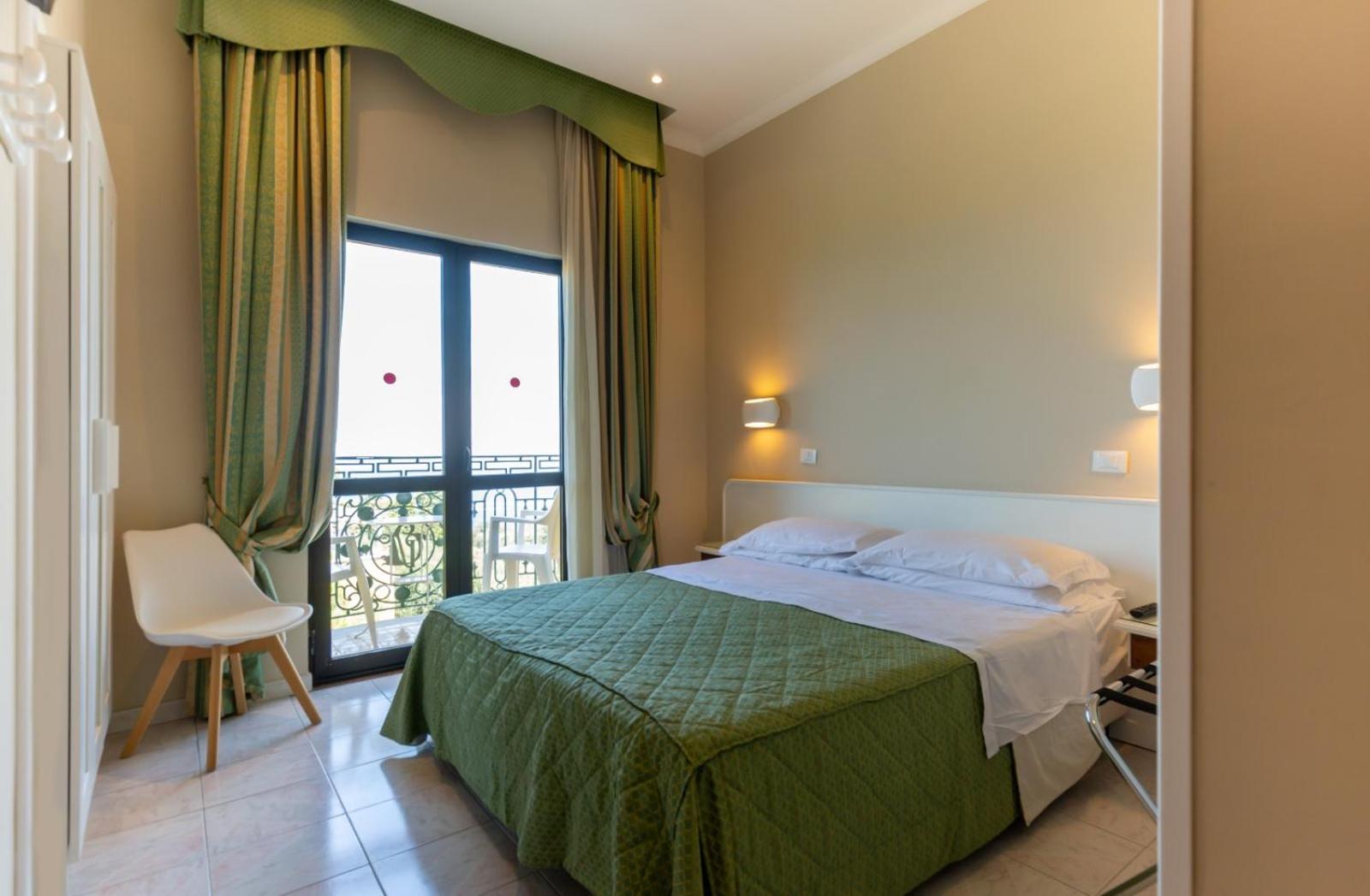 Double Room with Sea View photo 2