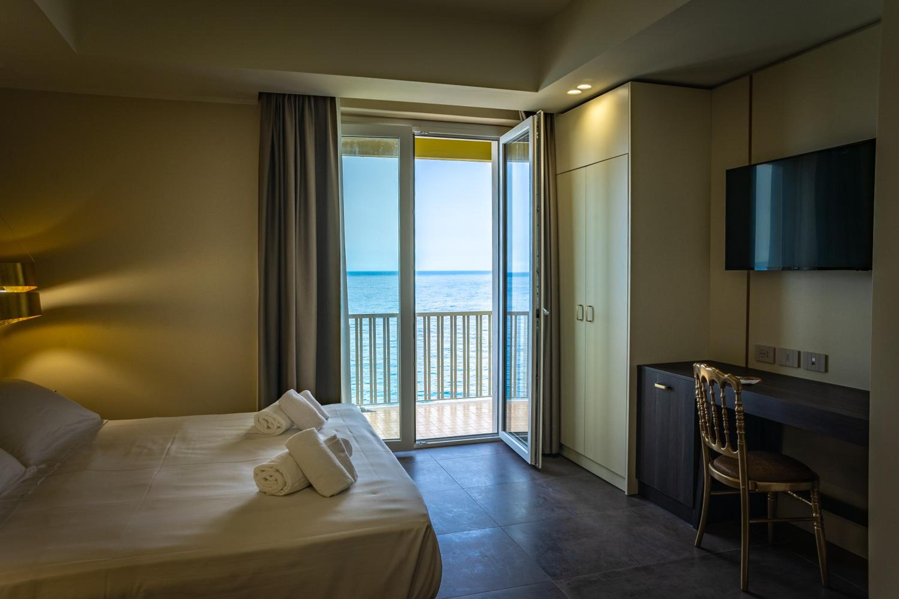 Royal Suite with Jacuzzi - Photo 13