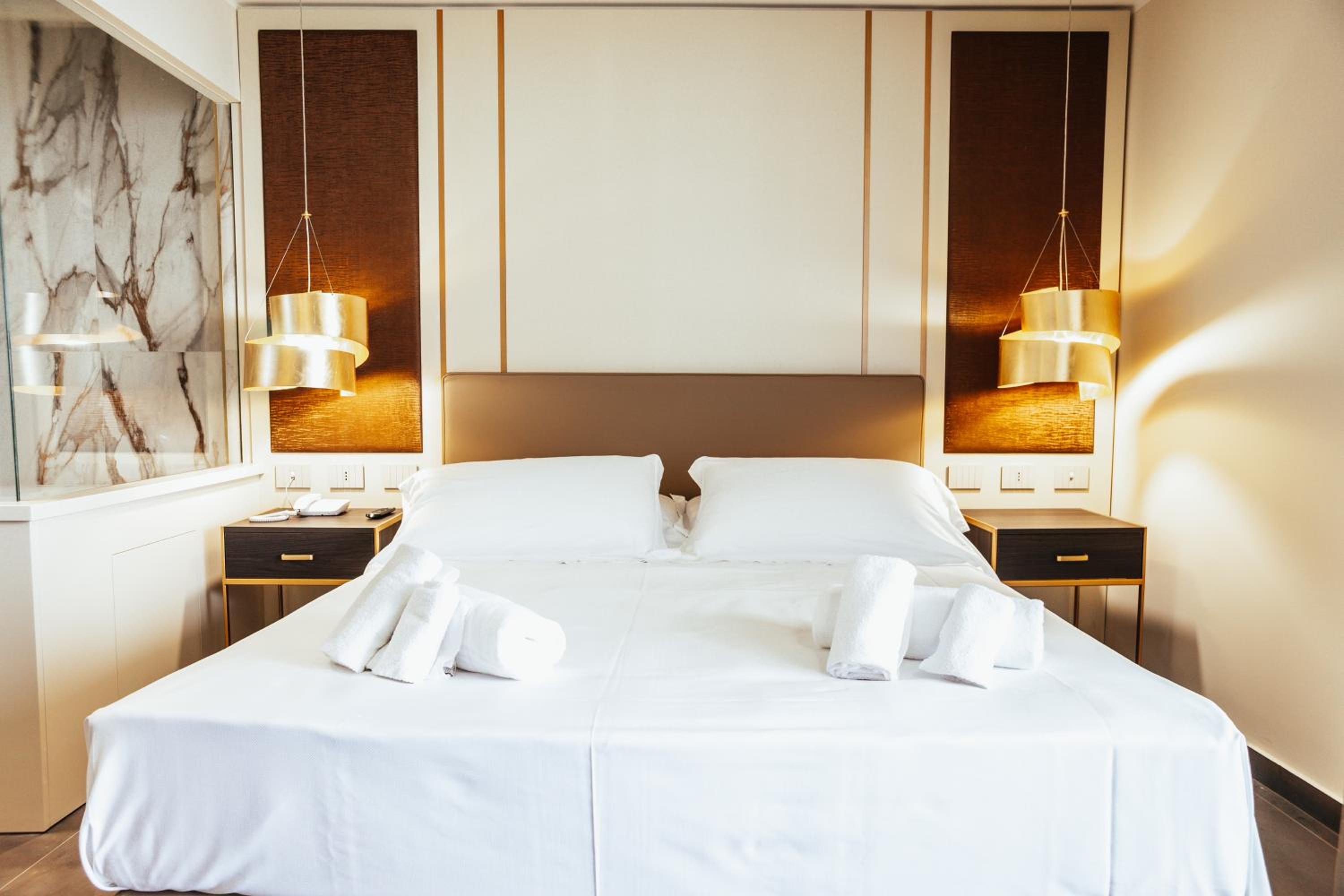 Royal Suite with Jacuzzi - Photo 2