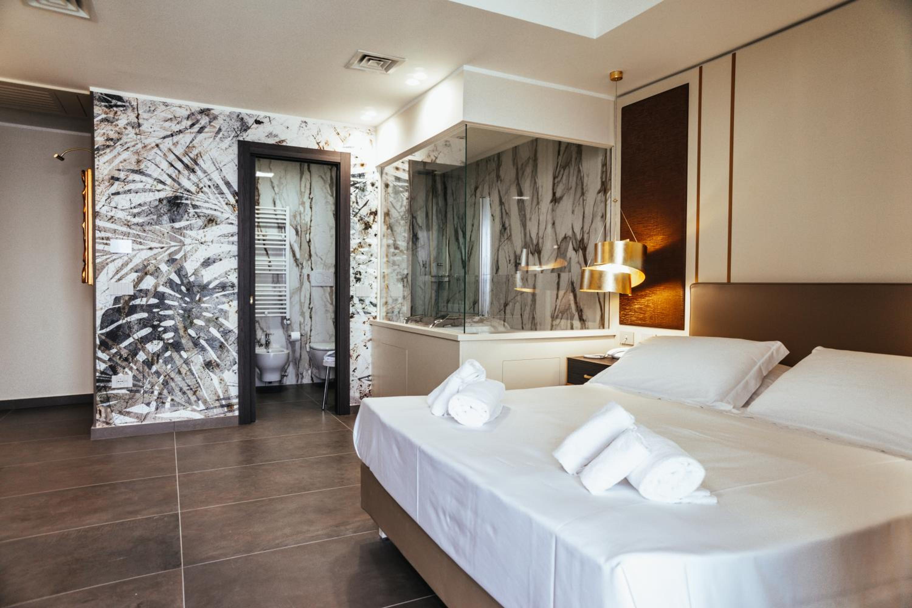 Royal Suite with Jacuzzi - Photo 5