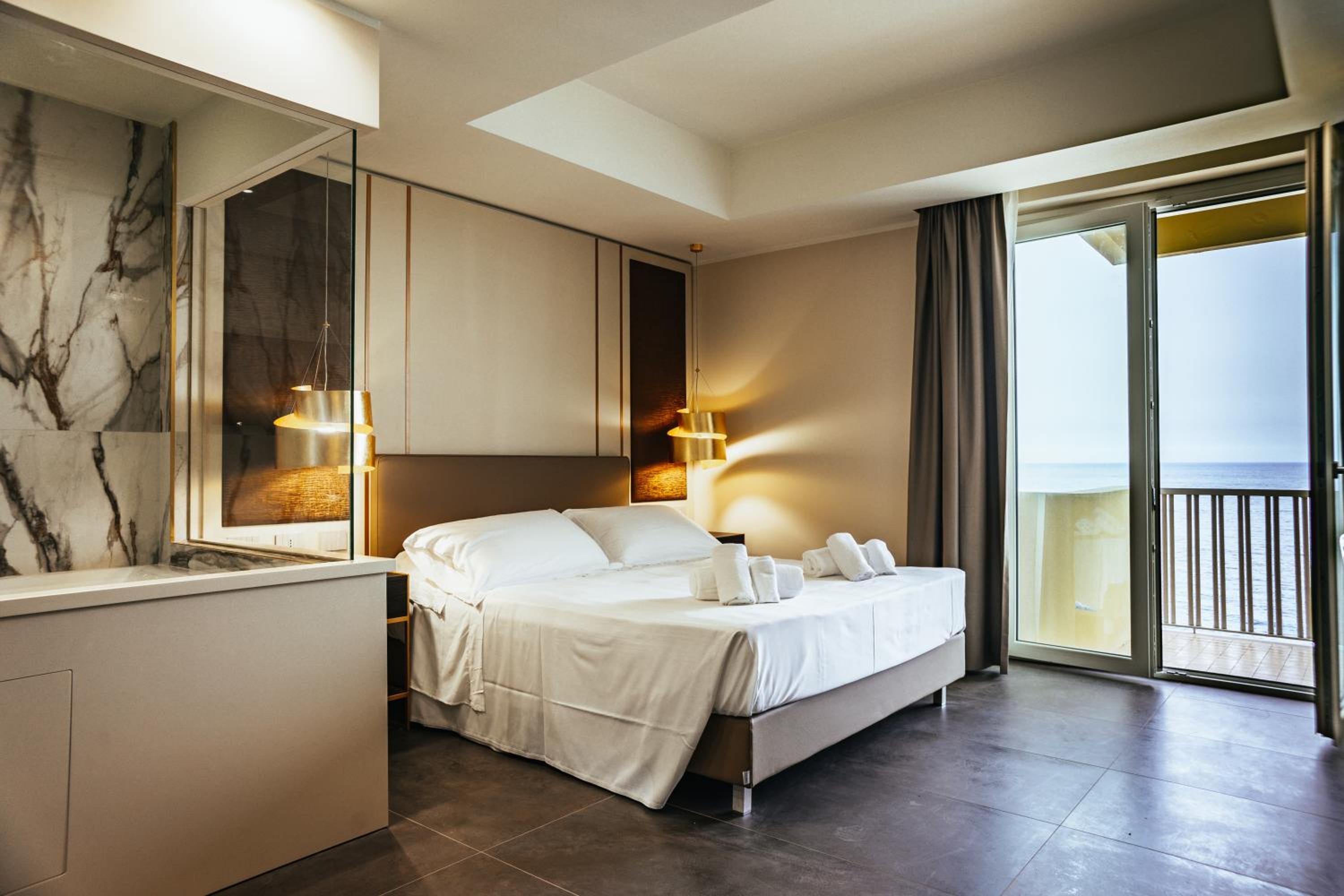Royal Suite with Jacuzzi - Photo 1