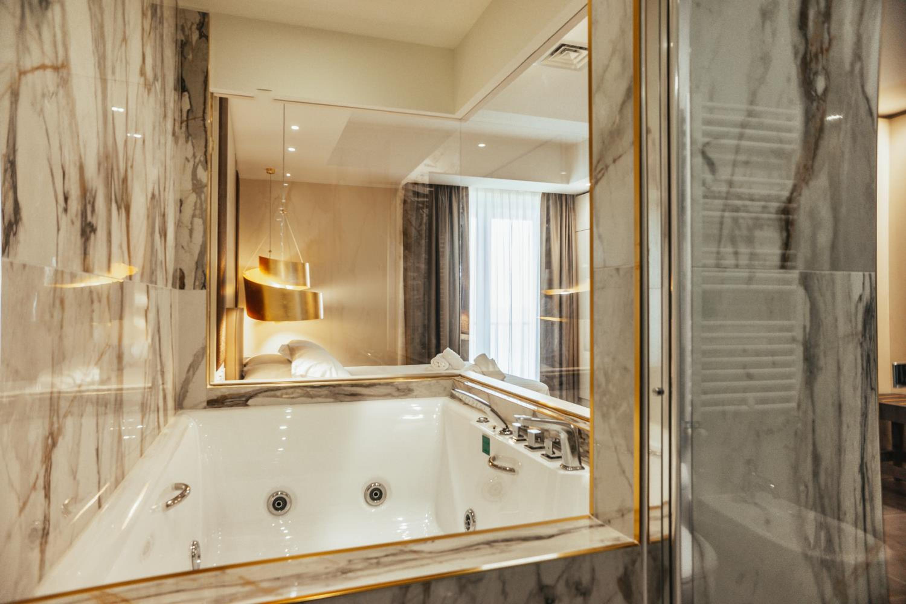 Royal Suite with Jacuzzi - Photo 4