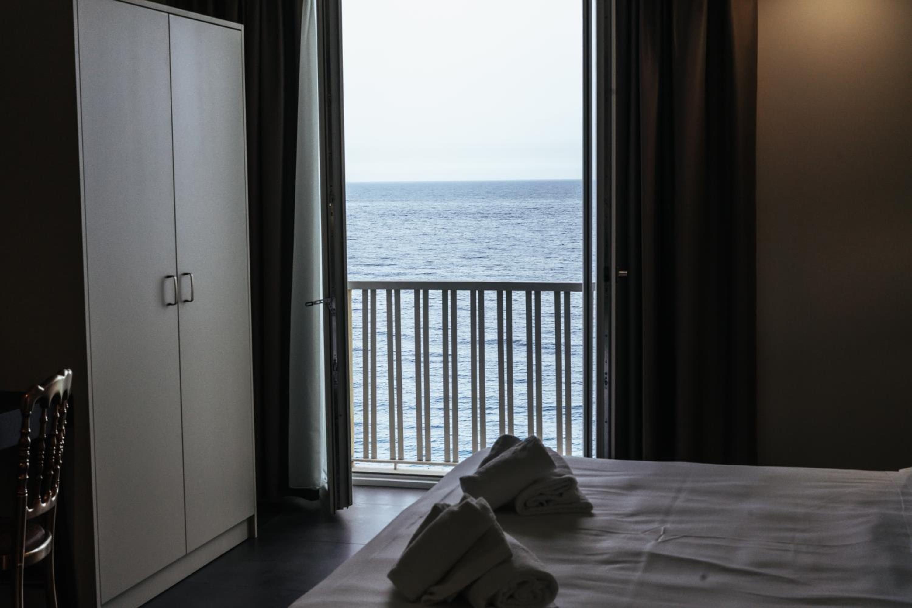 Junior Suite with Sea View - Photo 6