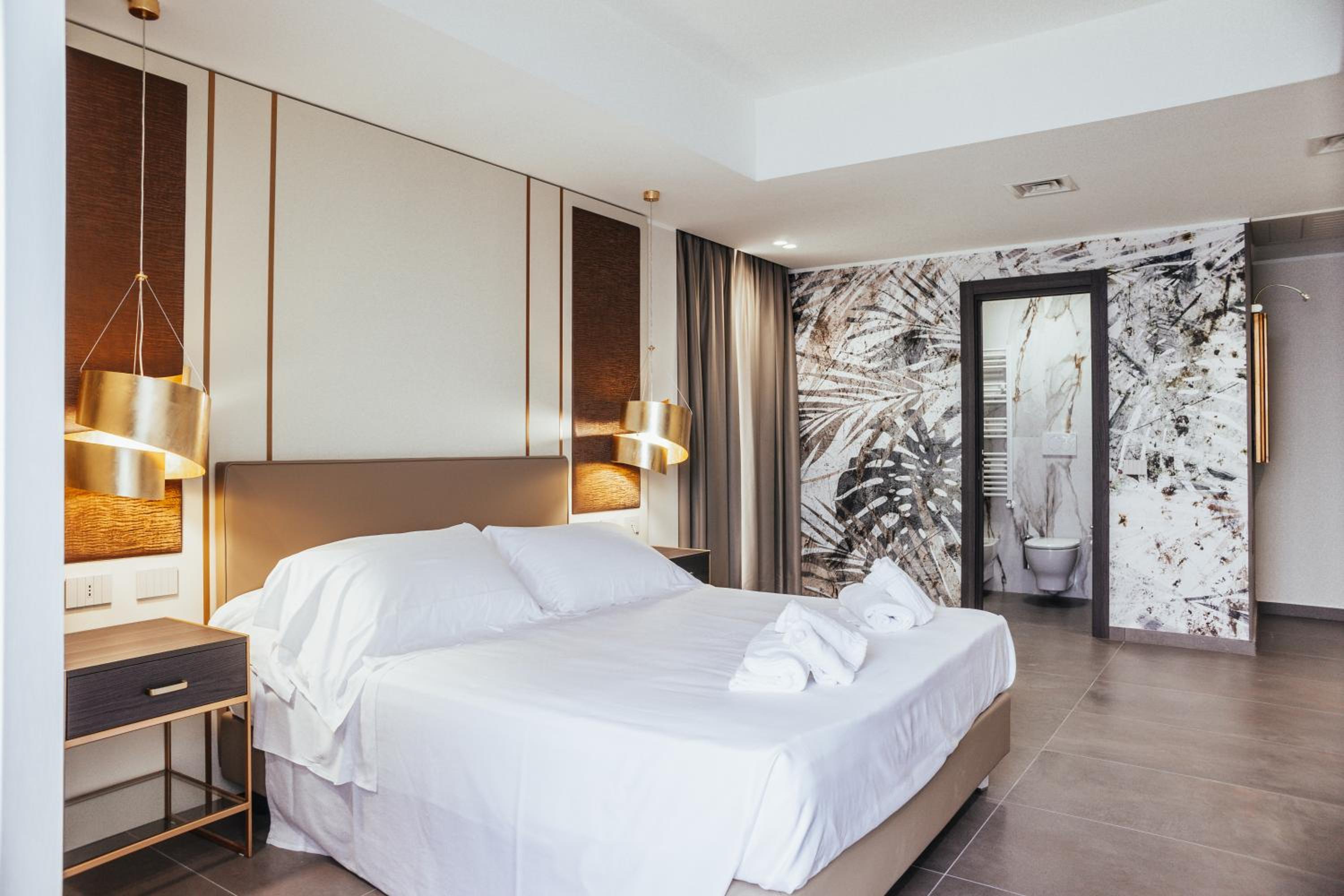 Royal Suite with Jacuzzi - Photo 3