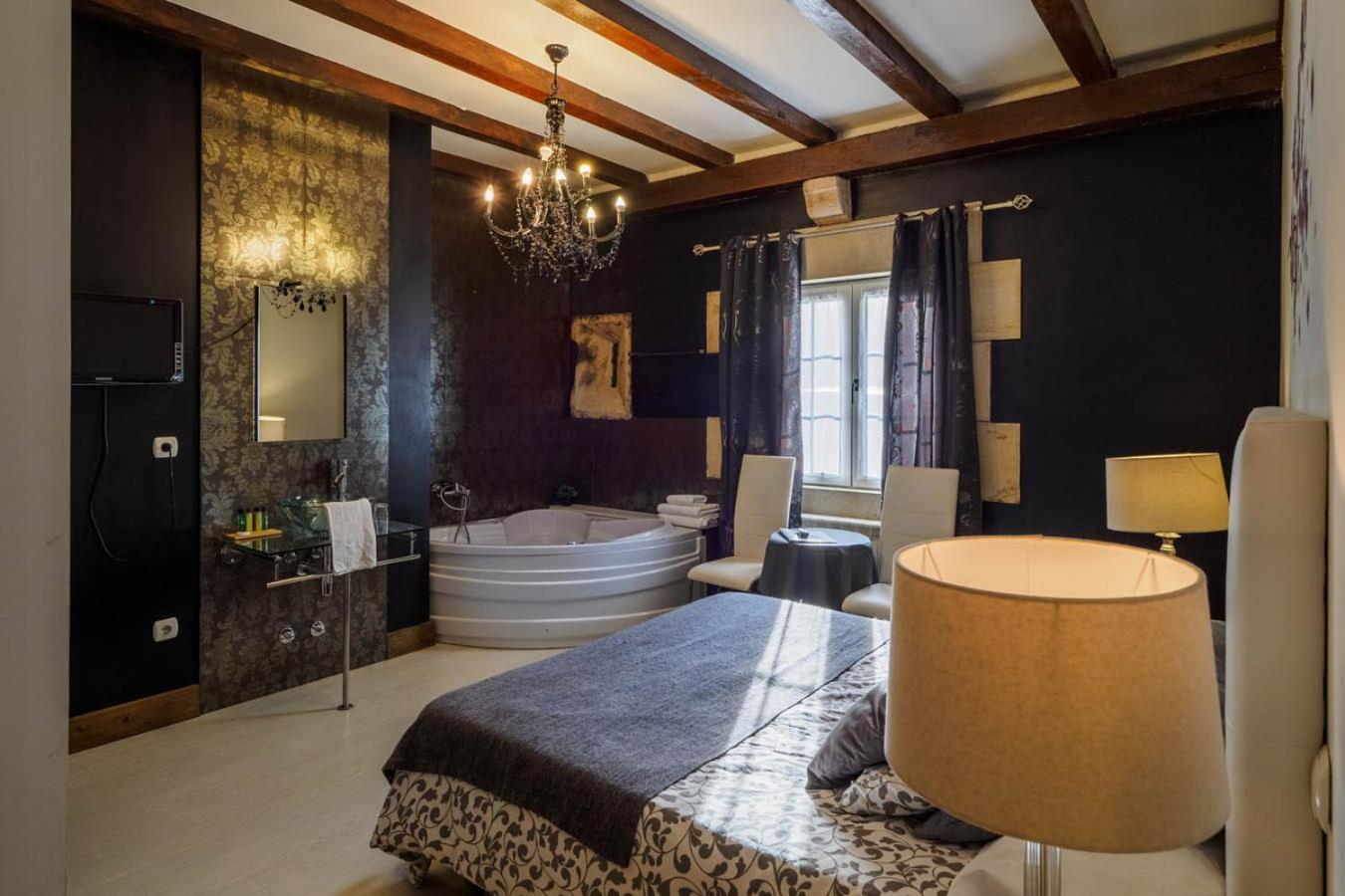 Double Room with Spa Bath - Photo 4