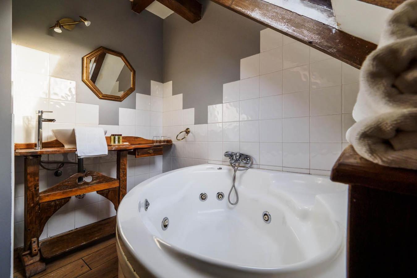Double Room with Spa Bath - Photo 3