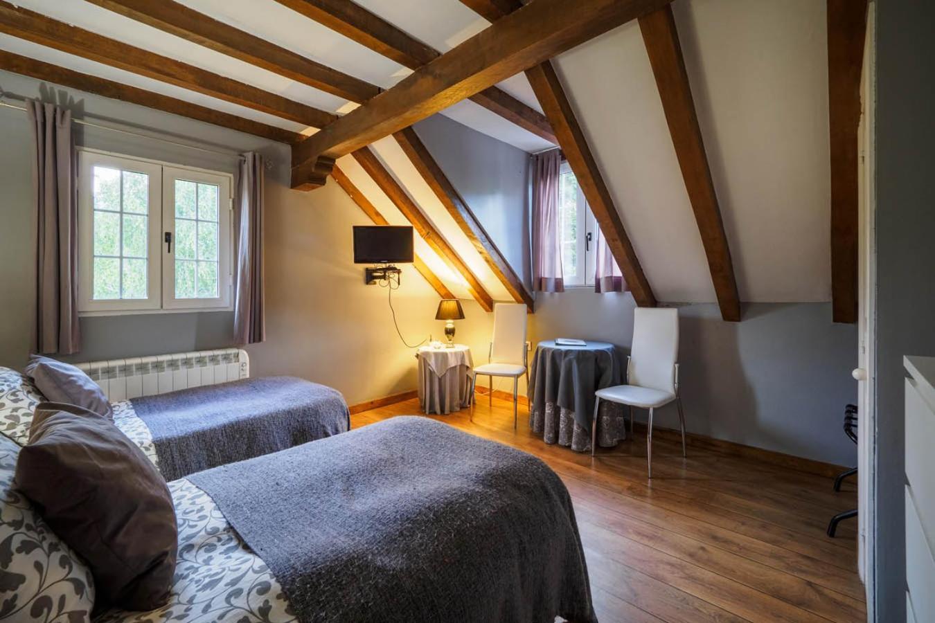 Double or Twin Room - Photo 4