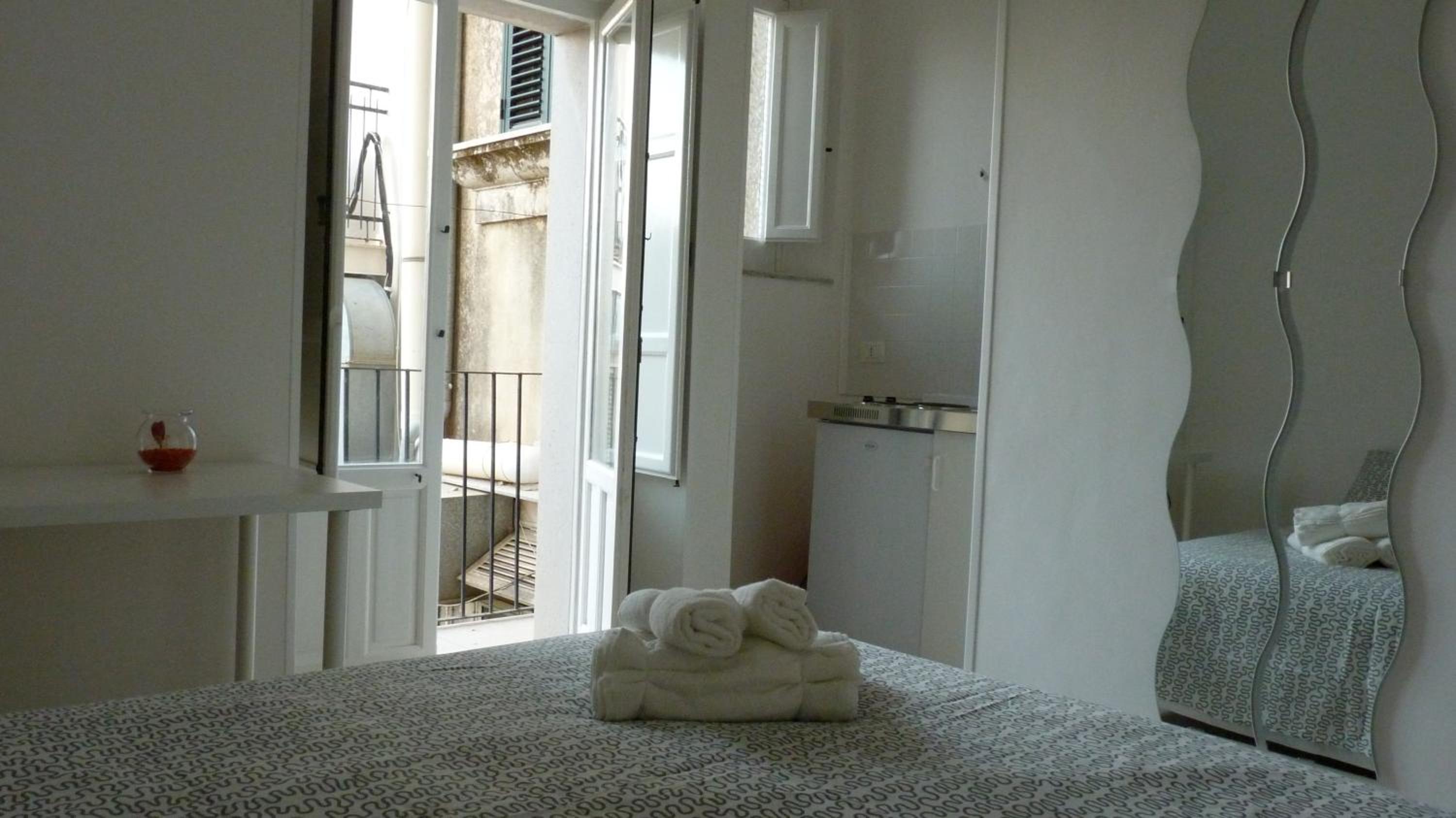 Studio with Balcony - Photo 2