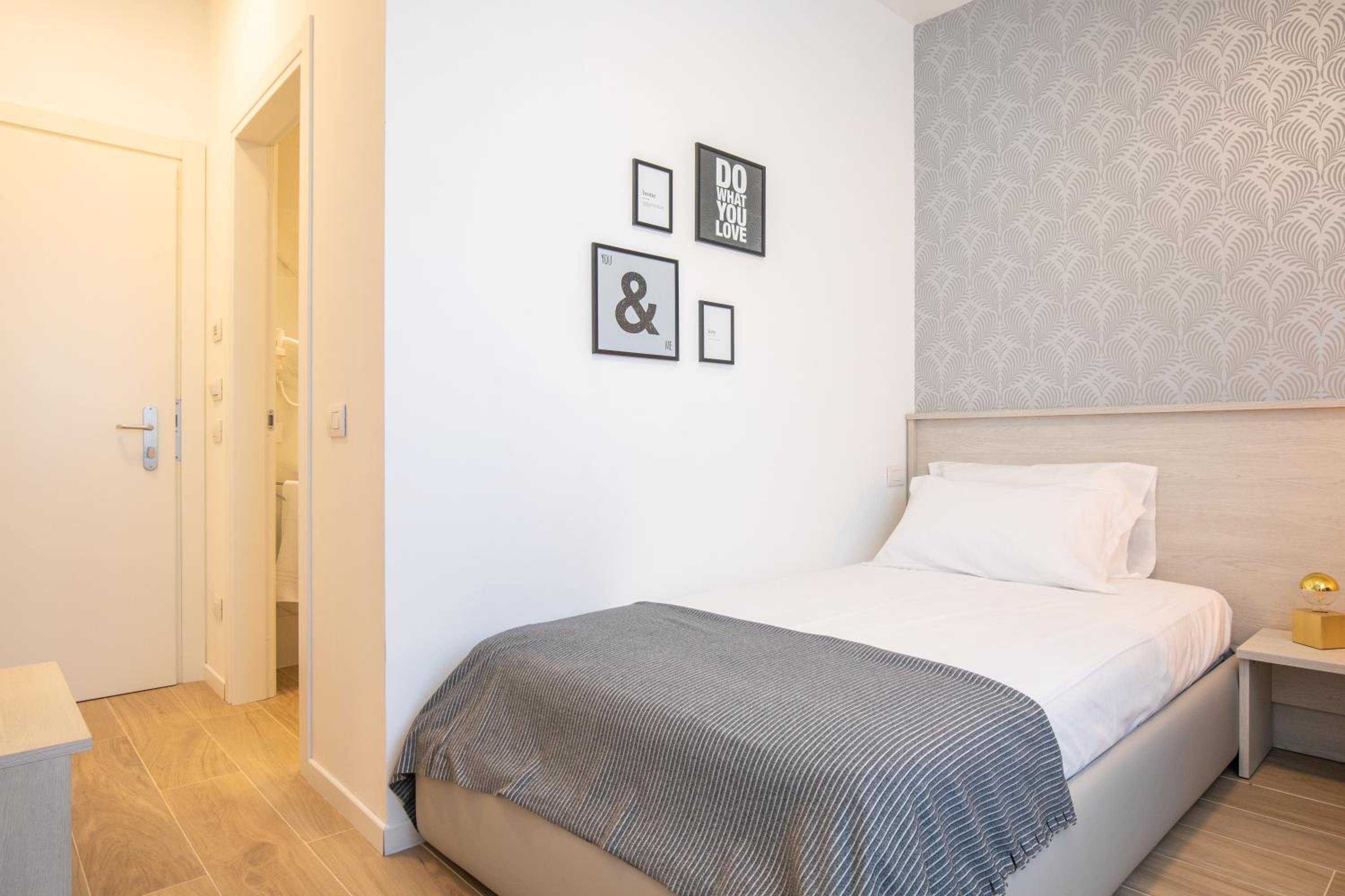 Single Room with Private Bathroom photo 2