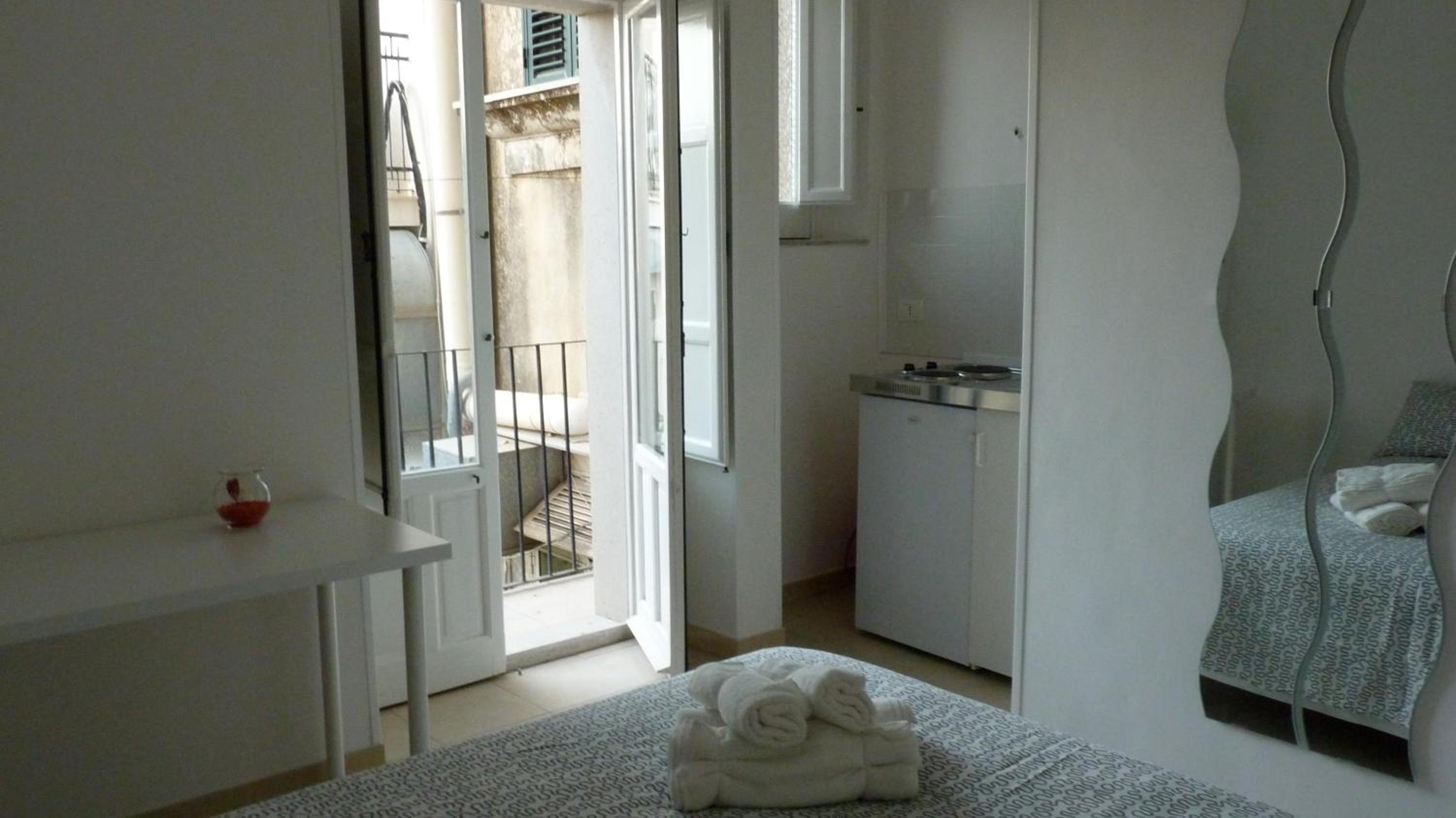 Studio with Balcony - Photo 13